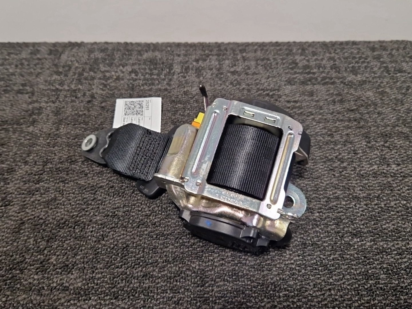 Land Rover Discovery L462 Genuine Rear Left N/S Seat Belt HY32-611B69-CC8PVJ