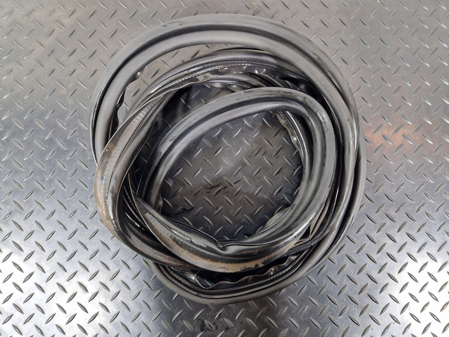 14-21 MERCEDES BENZ C200 W205 GENUINE TRUNK RUBBER SEAL A2057505700