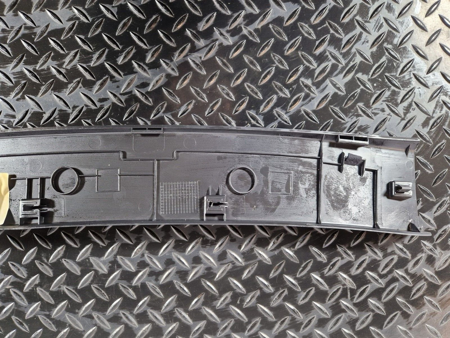 10-18 AUDI A7 4G S-LINE GENUINE CENTRE UPPER TAILGATE TRIM 4G8867606