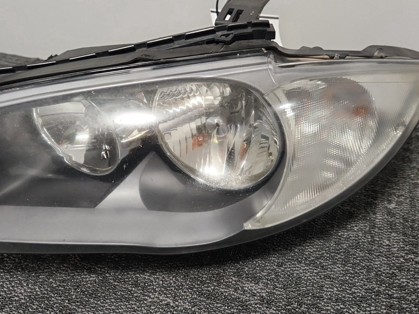 BMW 116d E87 Hatchback Genuine Front Right O/S Headlight 7193389-03 *Damaged*