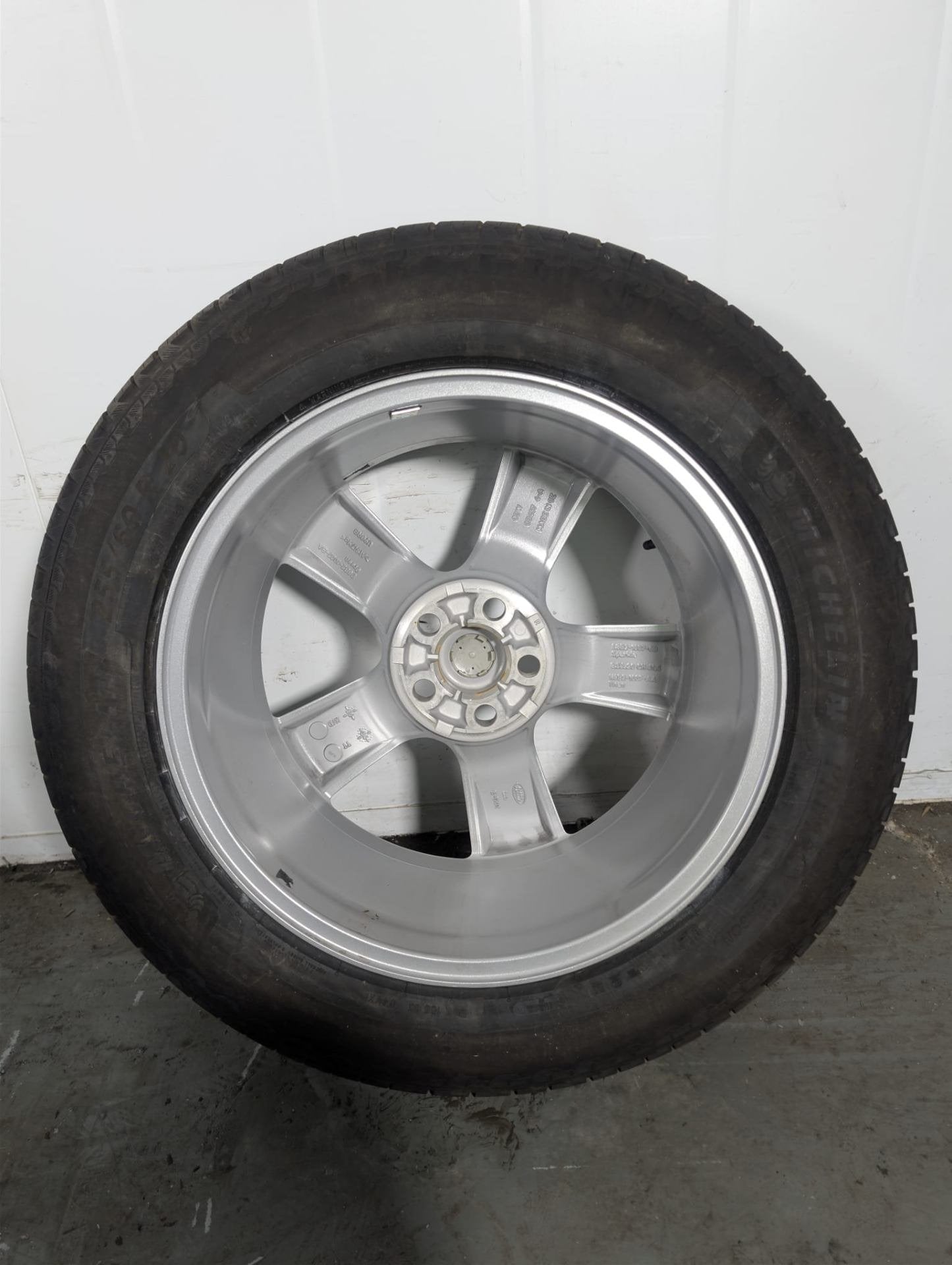 Land Rover Defender L663 OEM 20" Alloy Wheel with Tyre 7mm 255/60/20 L8B21007GB