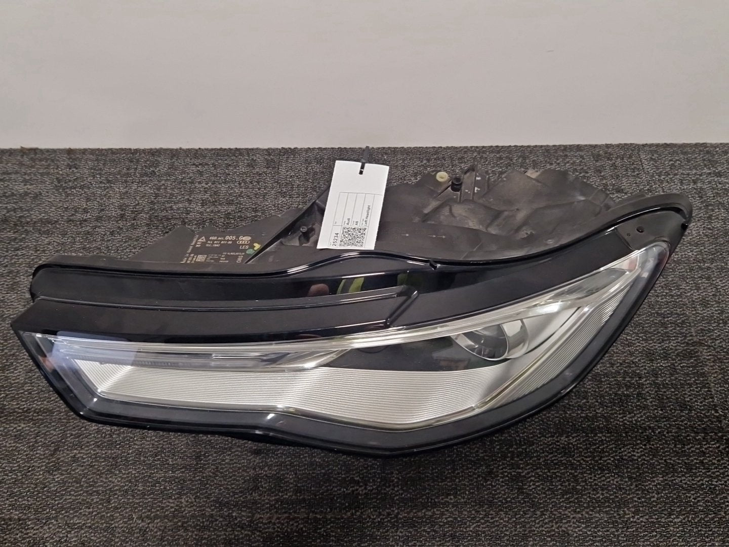 Audi A6 C7 Genuine Front Left N/S Passenger Headlight *Damaged*