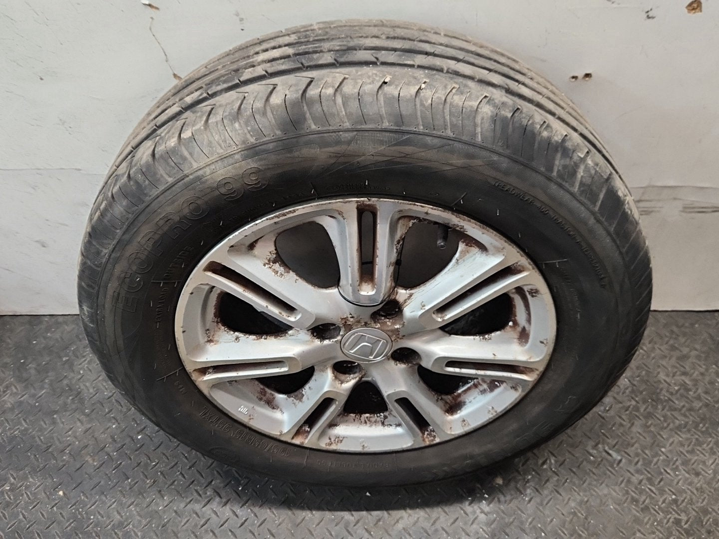 2010 Honda Insight MK2 (ZE2) 15" Alloy Wheel with Tyre 195/65/15 ~5mm