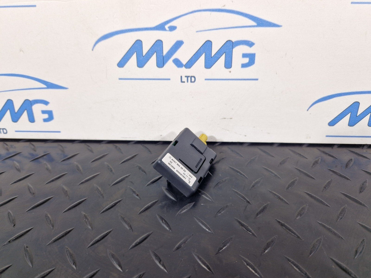 19-ON MERCEDES BENZ B CLASS W247 WLAN ANTENNA  A2479052602
