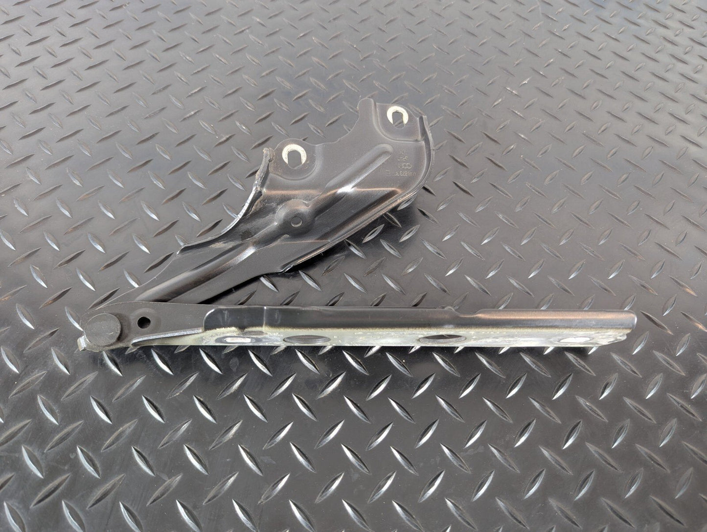 12-18 AUDI A6 C7 OEM FRONT HOOD BONNET DRIVERS RIGHT SIDE HINGE 4G8823302