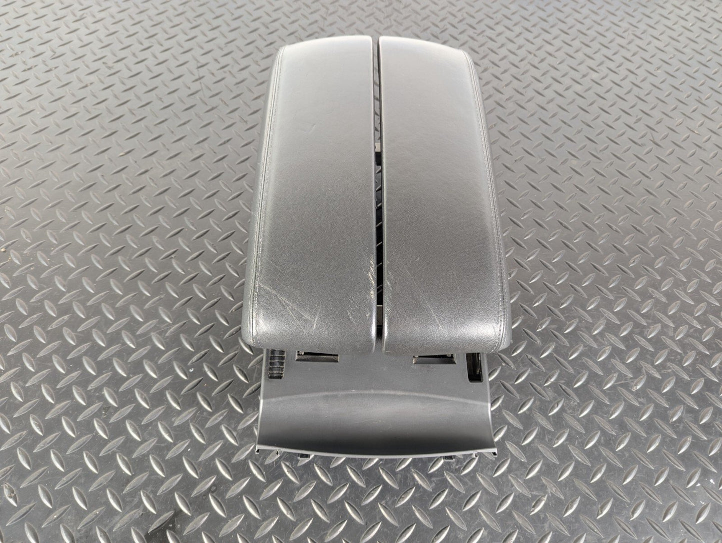 10-17 AUDI A8 4H LEATHER DOUBLE ARMREST IN BLACK 4H0864206C