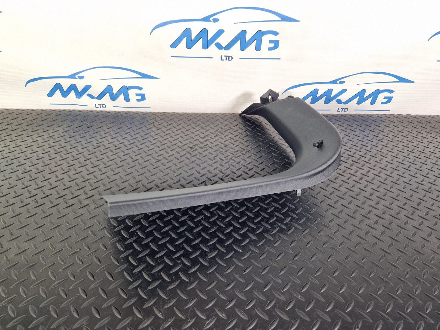 14-19 MERCEDES BENZ GLA X156 TAILGATE COVER TRIM RIGHT A1567400271 A1567402000