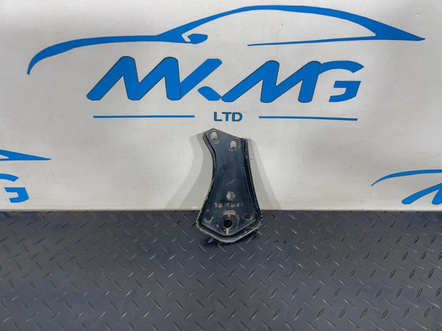 14-21 MERCEDES BENZ C300h W205 REAR SUBFRAME RIGHT SIDE STOP PLATE A2053520800