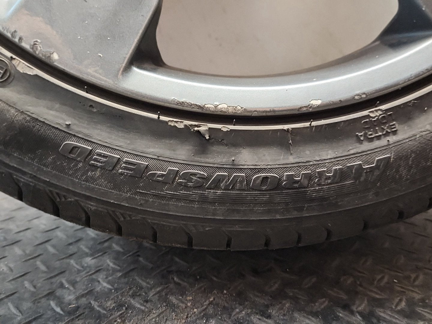 Volvo C30 MK1 FL (MK) (533) 17" Alloy Wheel with Tyre 205/50/17 ~4mm 31290177