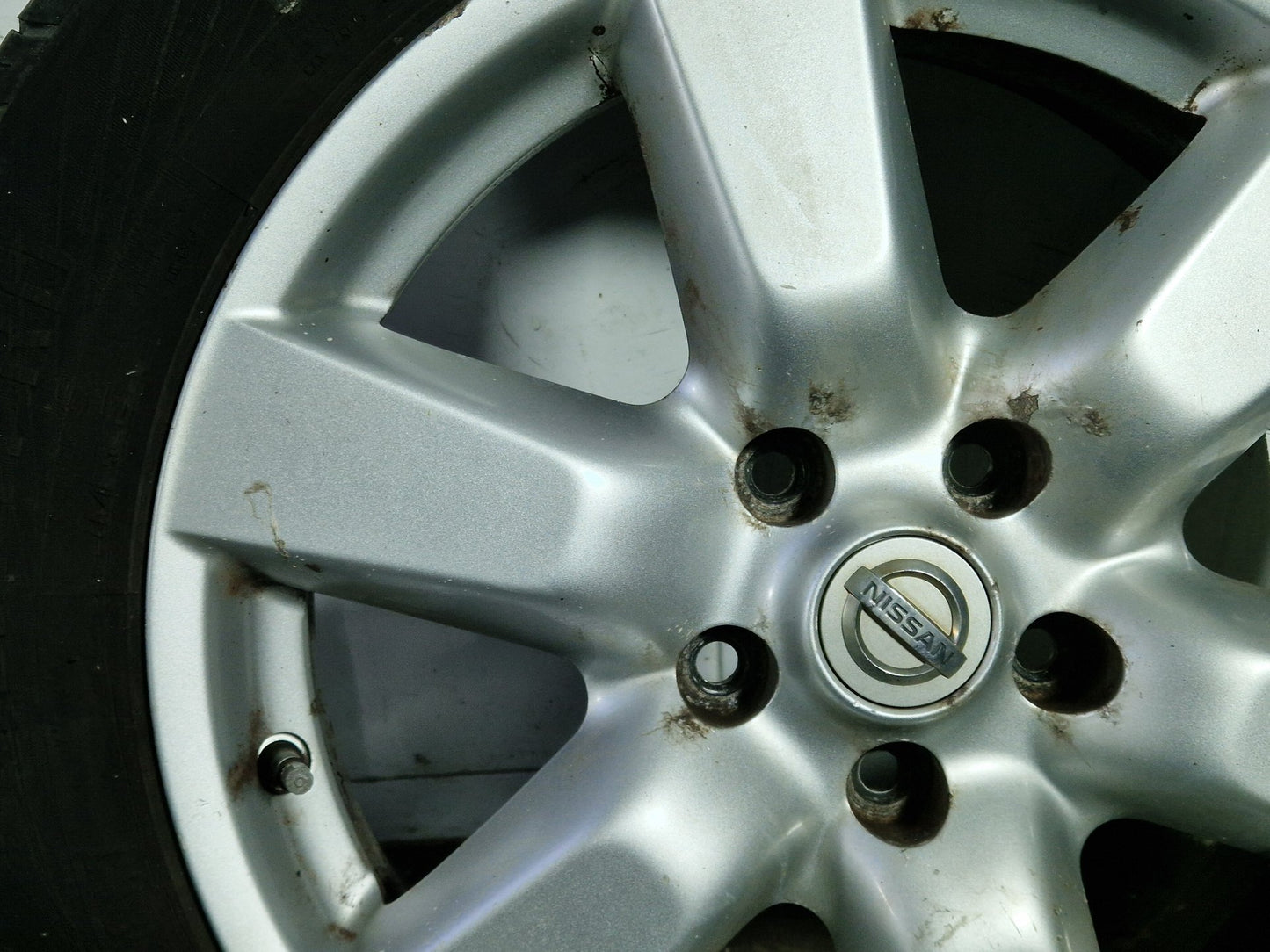 Nissan X-Trail MK2 (T31) 17" Alloy Wheel with Tyre 215/60/17 ~5mm
