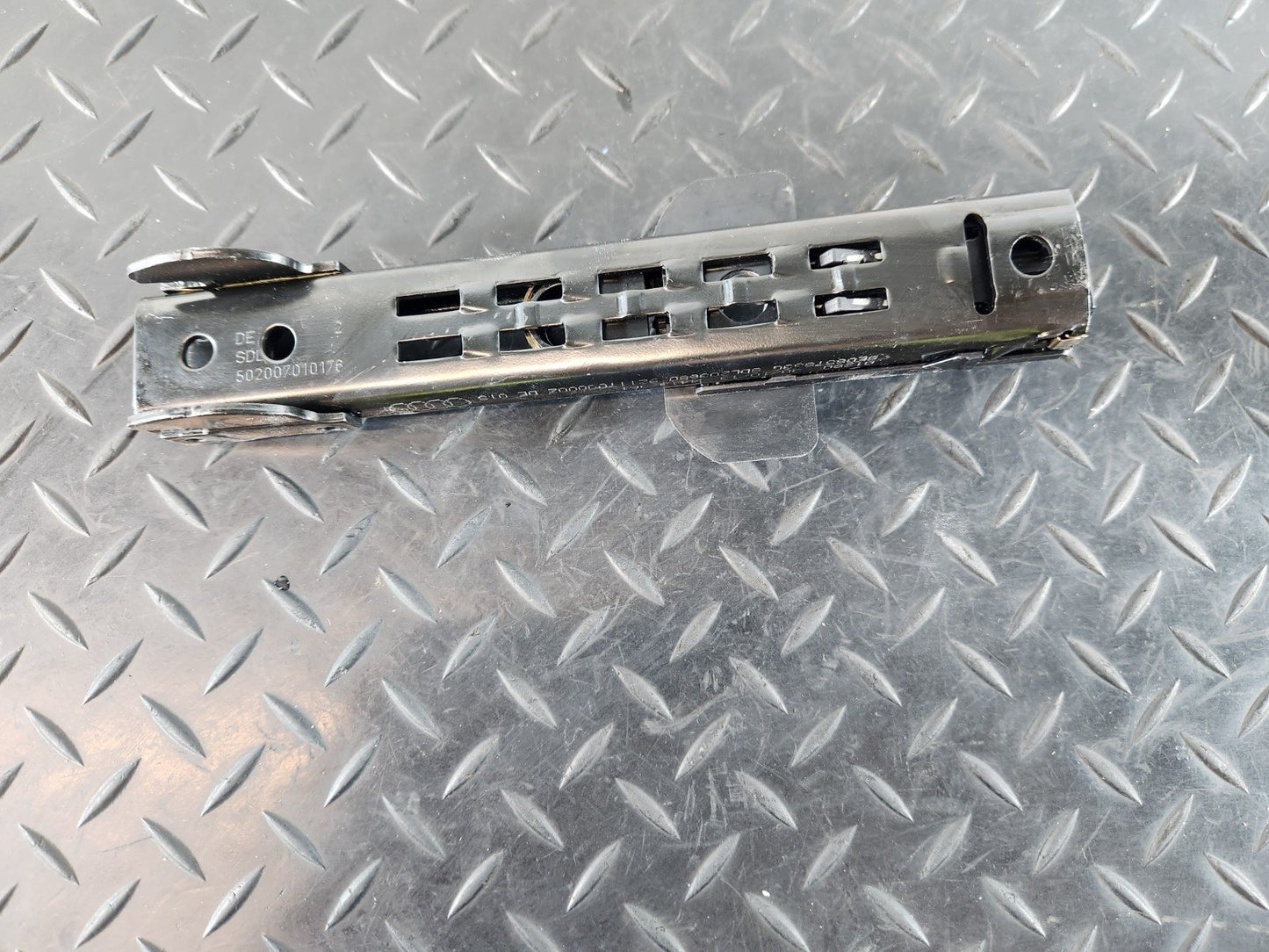 10-15 AUDI Q7 4L GENUINE FRONT RIGHT O/S SEAT BELT HEIGHT ADJUSTOR 9DL203680