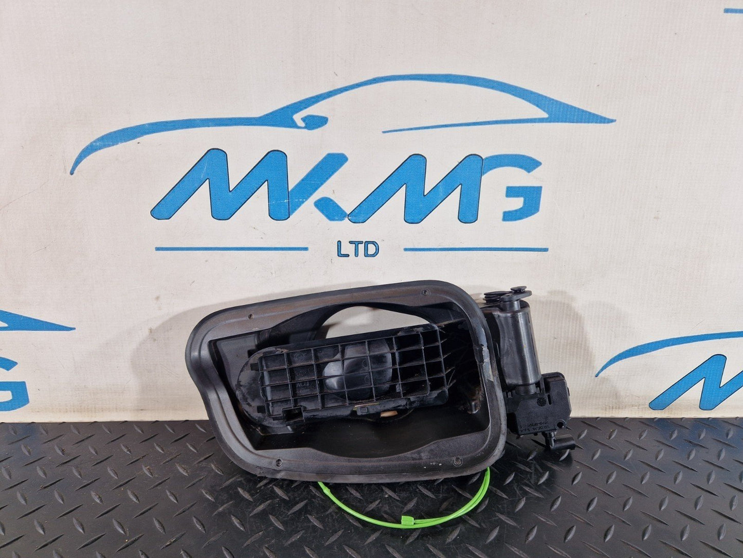 11-18 BMW 6 SERIES F13 FUEL FILLER FLAP CARRIER INSERT MOUNT 7228213