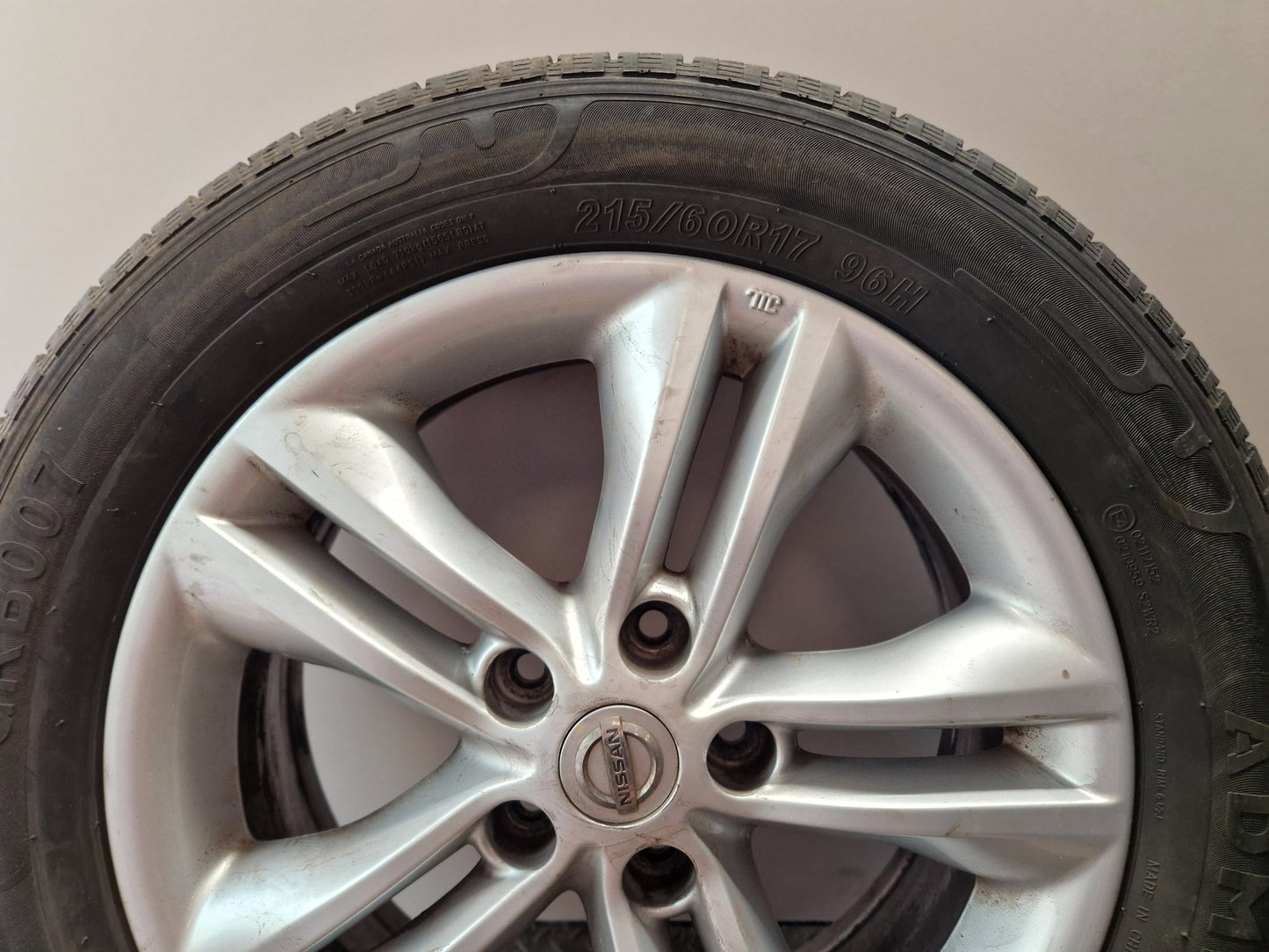 Nissan Qashqai MK1 17" Alloy Wheel with Tyre 215/60/17 ~3mm