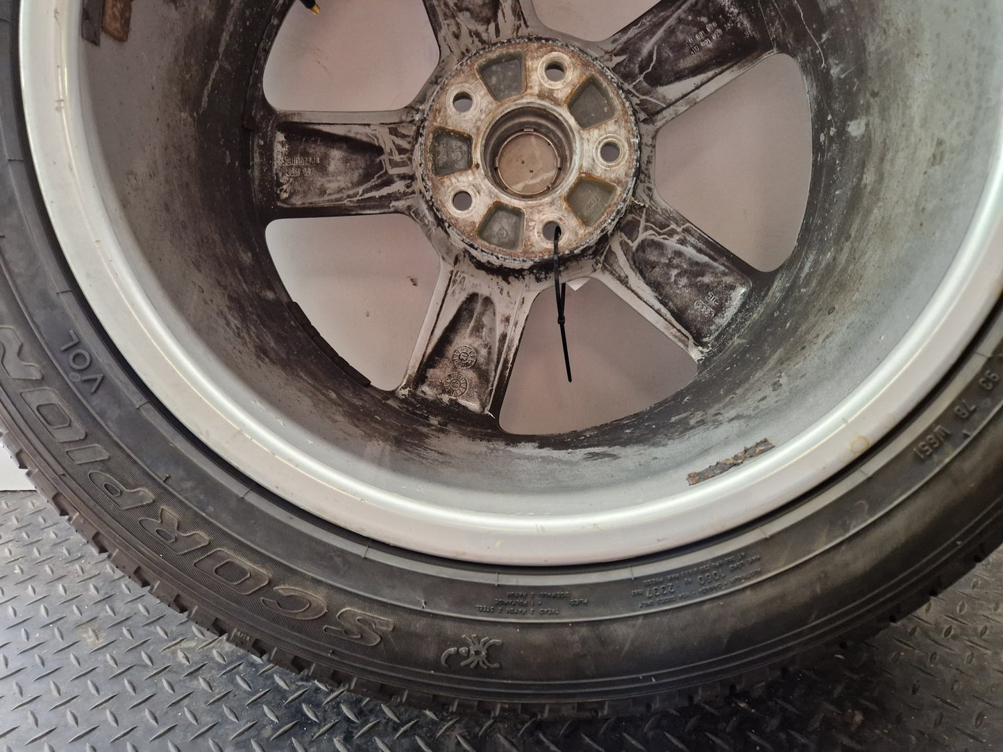 Audi Q7 4L 20" Alloy Wheel with Tyre 275/45/20 ~6mm 4L0601025