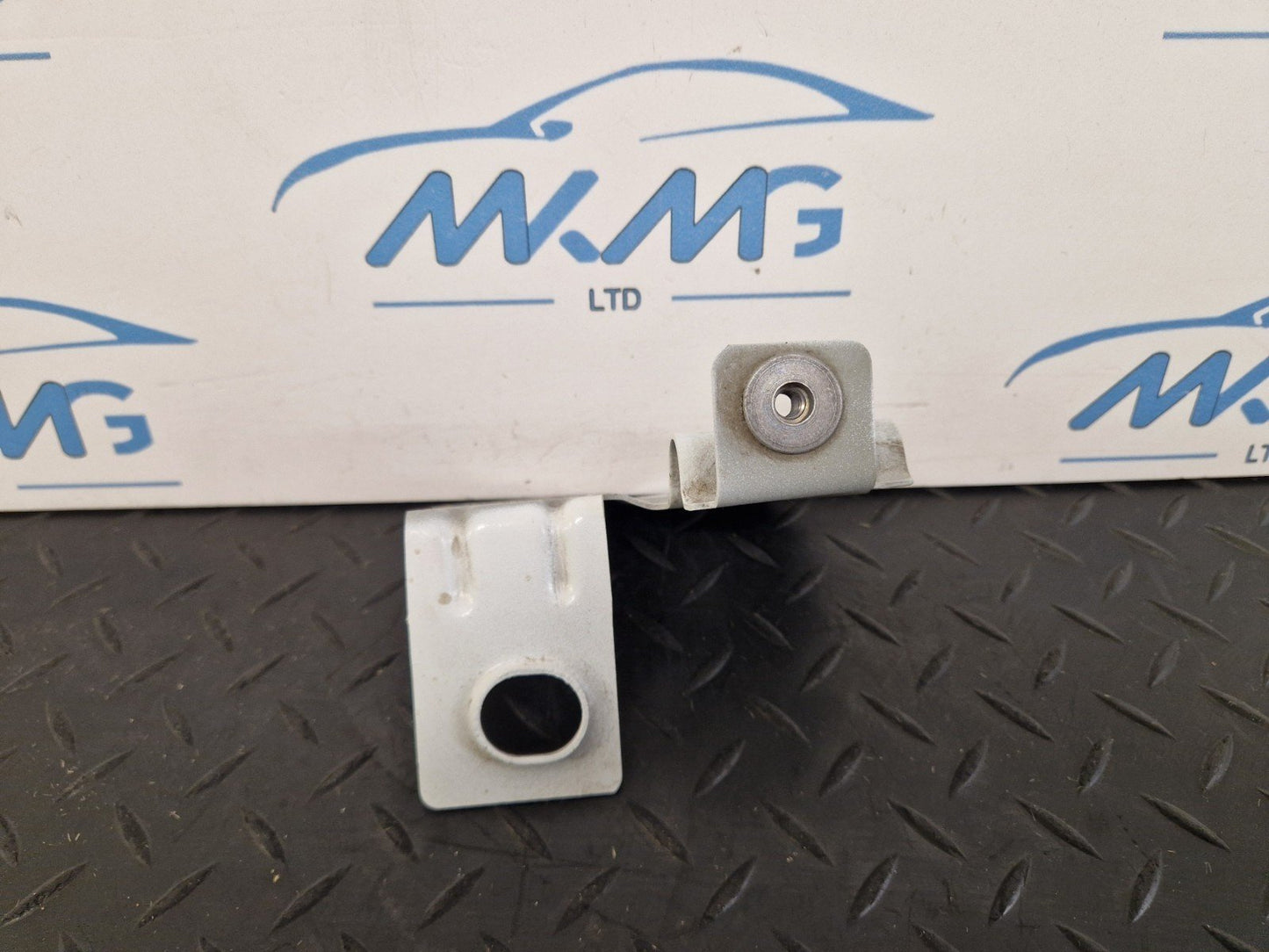 16-20 AUDI Q7 4M GENUINE FRONT RIGHT O/S FENDER HOLDER WING BRACKET 4M0821168