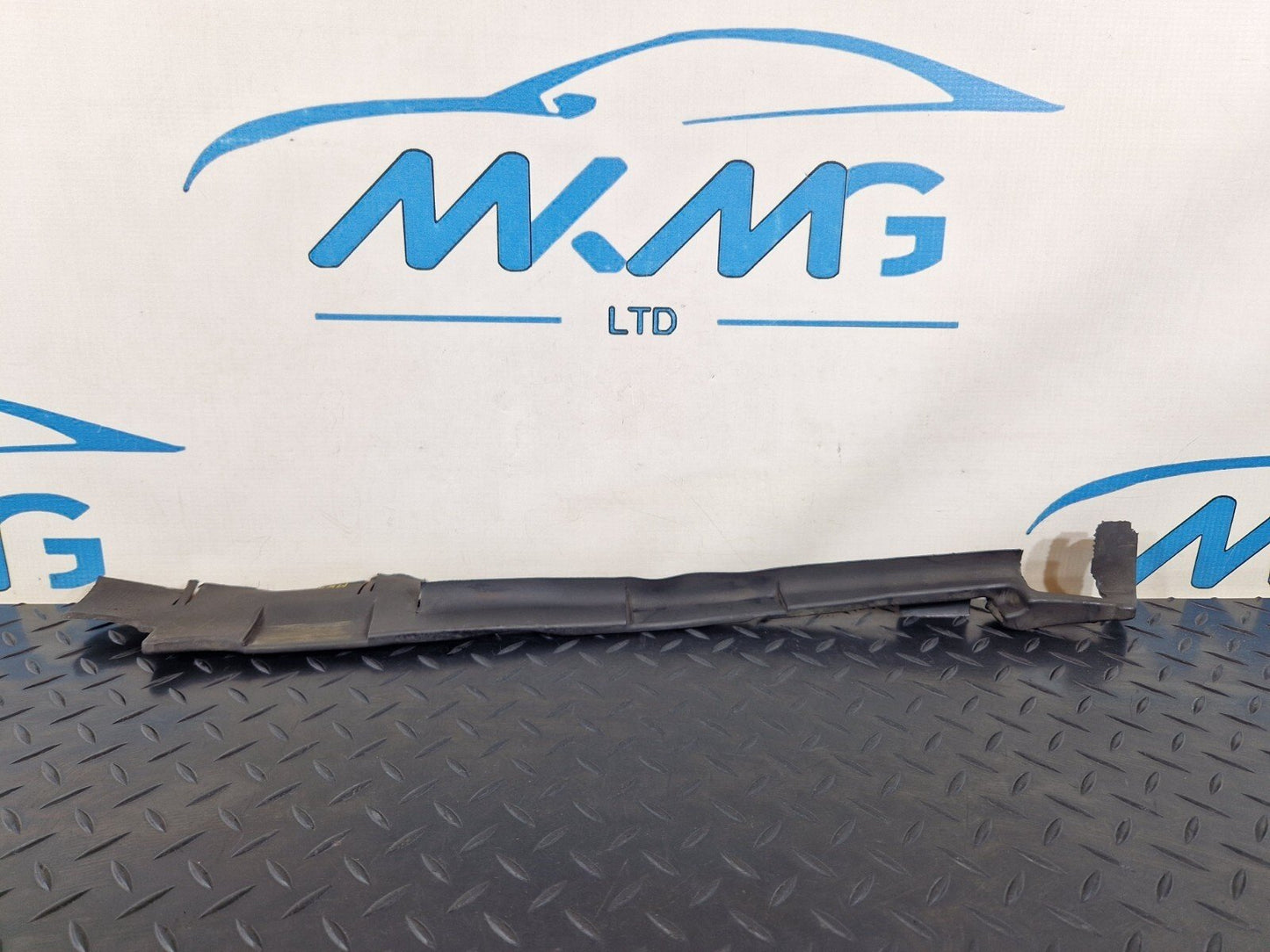 10-15 AUDI Q7 4L  FRONT RIGHT SIDE RADIATOR AIR GUIDE SEAL 7L0121332