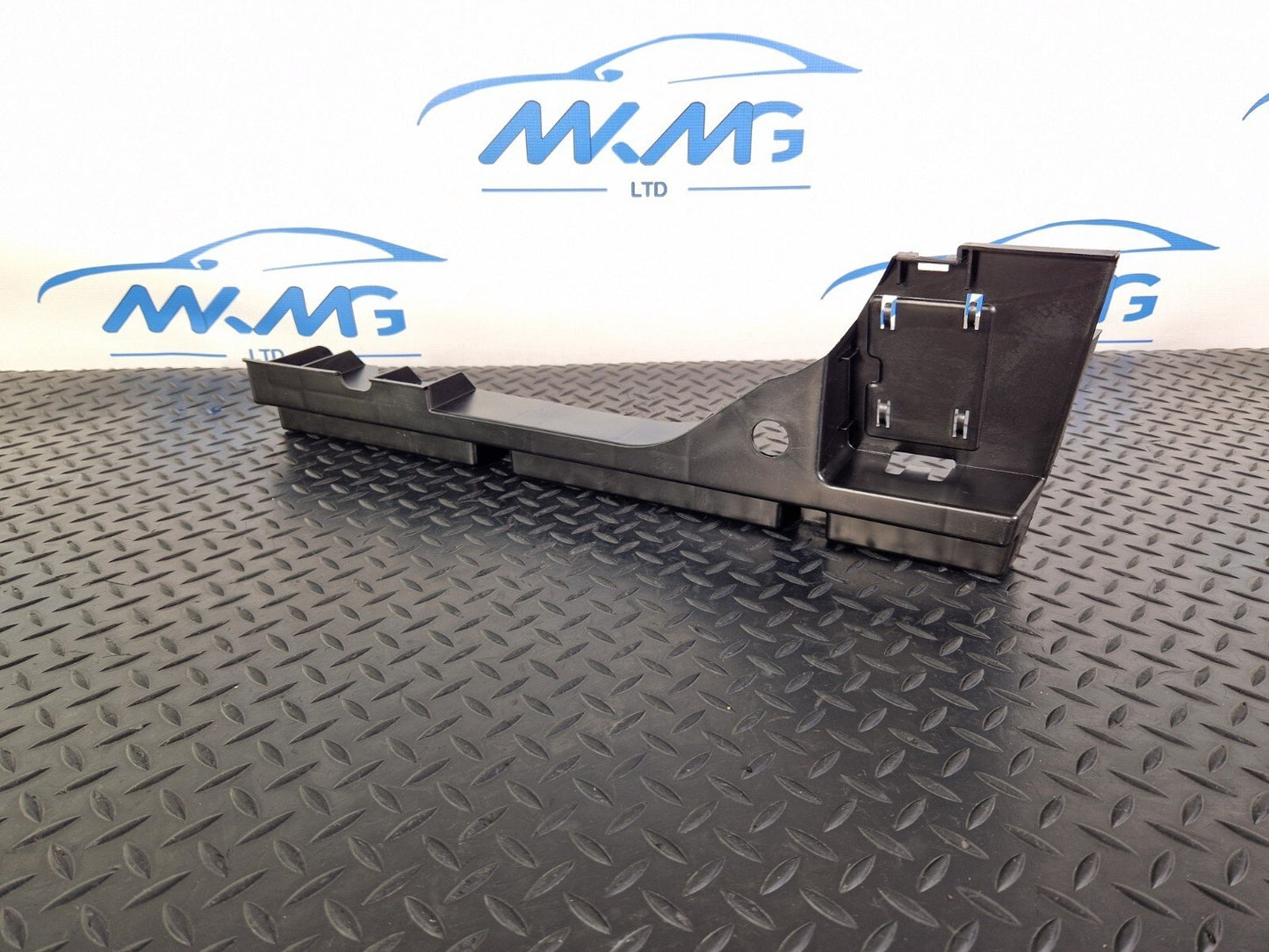14-19 MERCEDES BENZ GLA X156 OEM RIGHT QUARTER PANEL TRIM BRACKET A1568901200