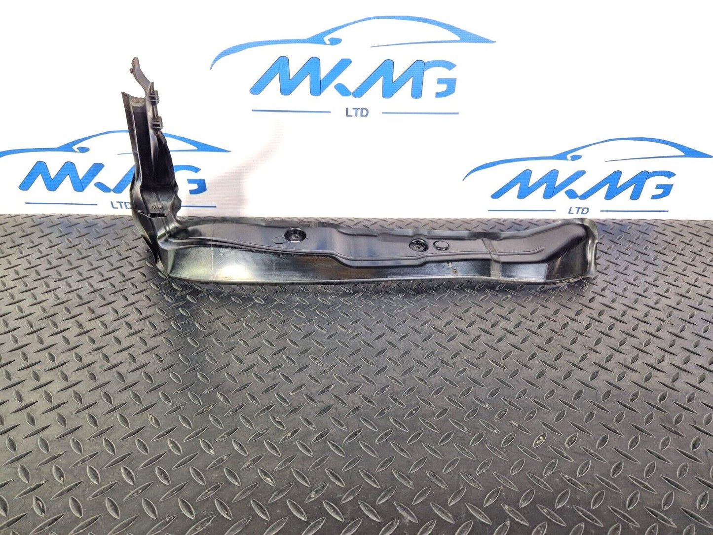 15-18 AUDI A7 4G FRONT RIGHT WING FENDER END SEAL PLATE 4G8821112A