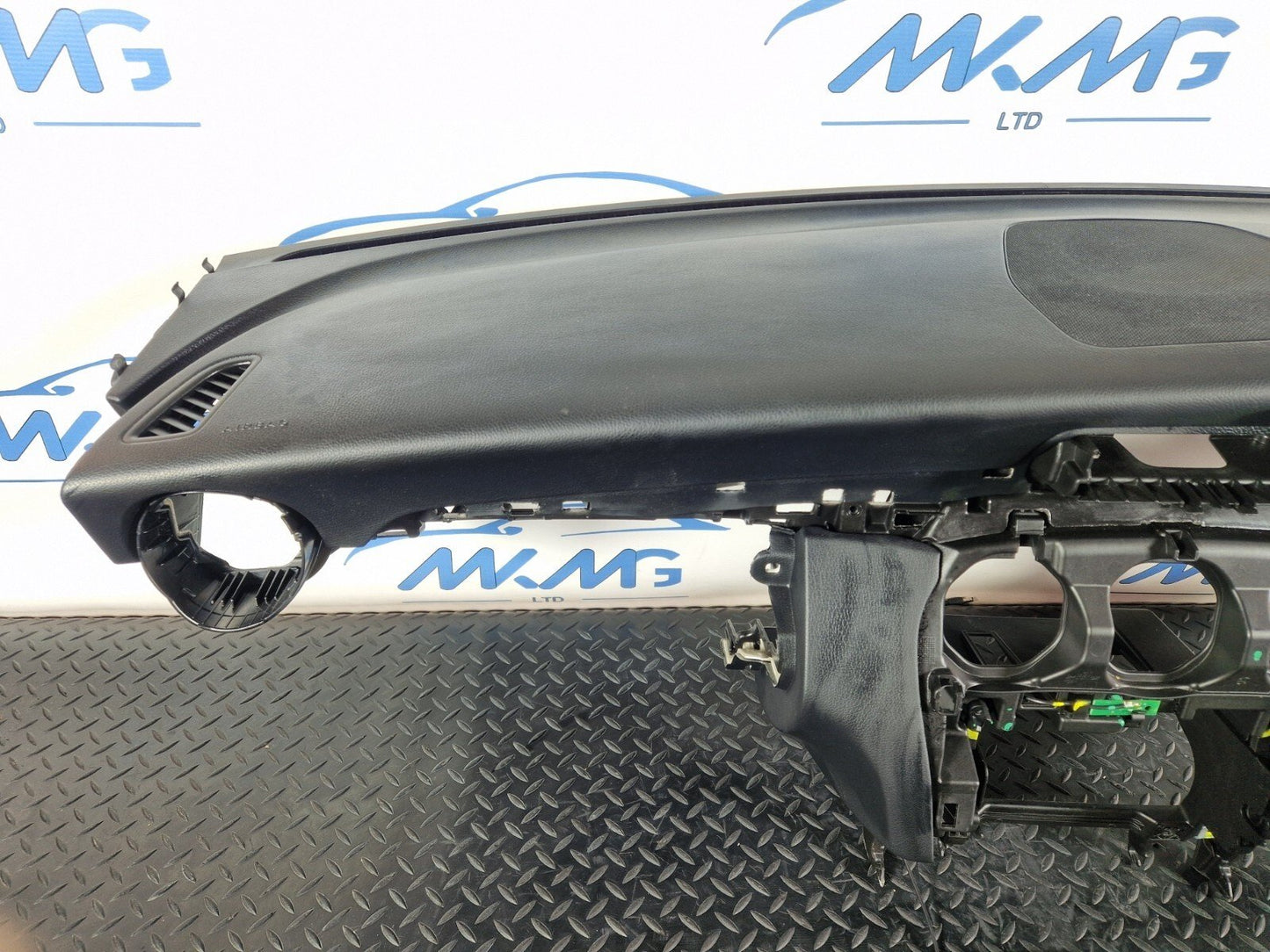 MERCEDES BENZ C200 W205 OEM DASHBOARD ASSEMBLY & AIR BAG A2056802887 A2058600500