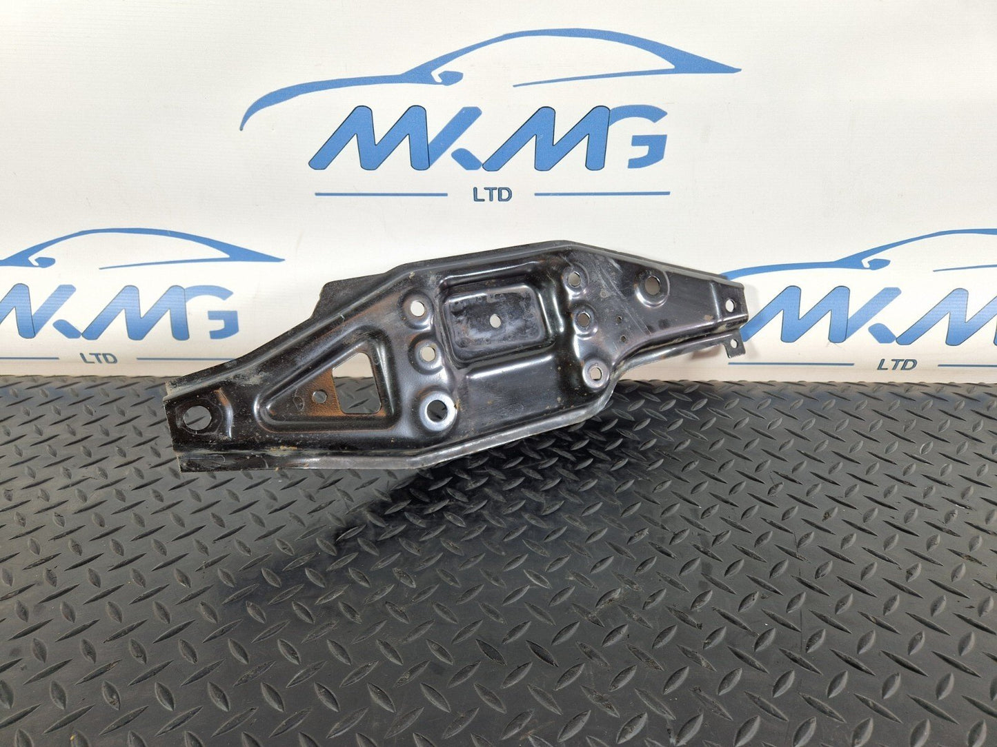 18-ON MERCEDES SPRINTER W907 FRONT BRACKET LEFT LOWER MOUNT PLATE A9076220700