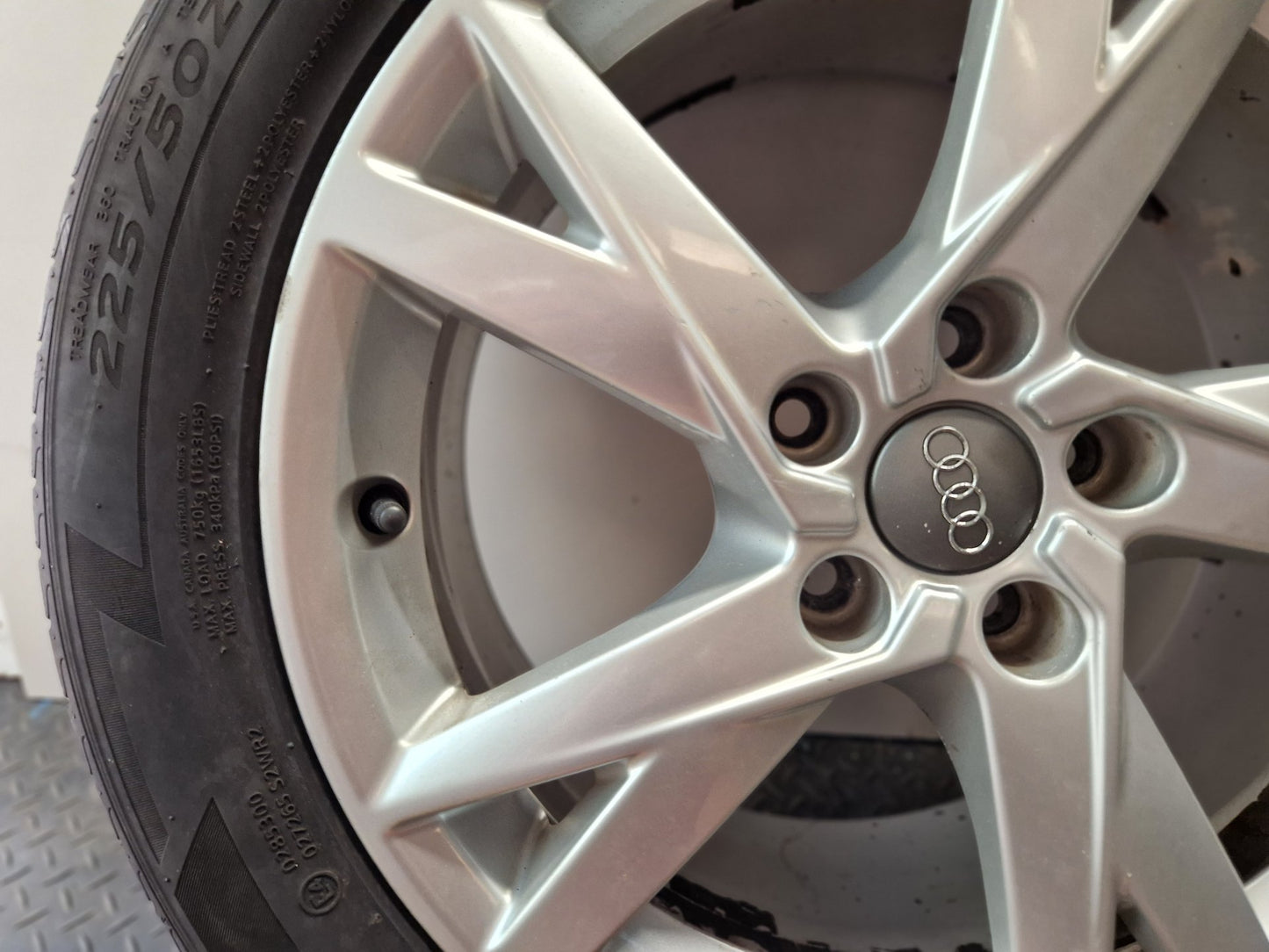 Audi A4 B9 17" Alloy Wheel with Tyre 225/50/17 8W0601025K ~3mm