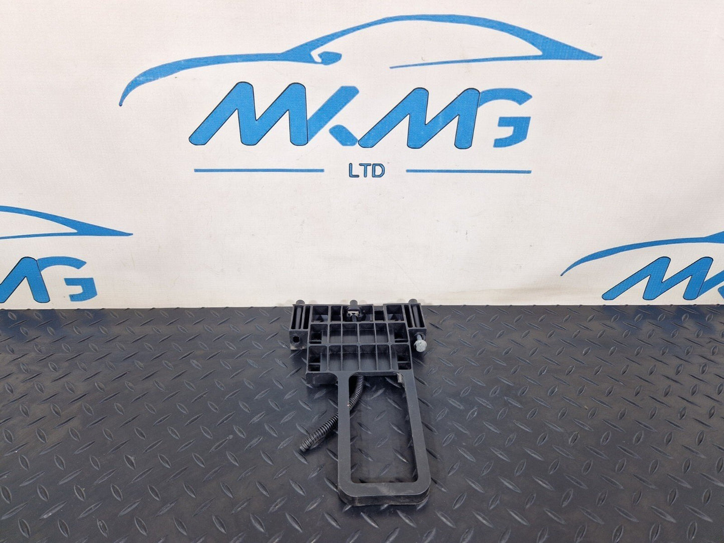 18-ON MERCEDES BENZ SPRINTER W907 OEM BATTERY HOLDER BRACKET A9065410400