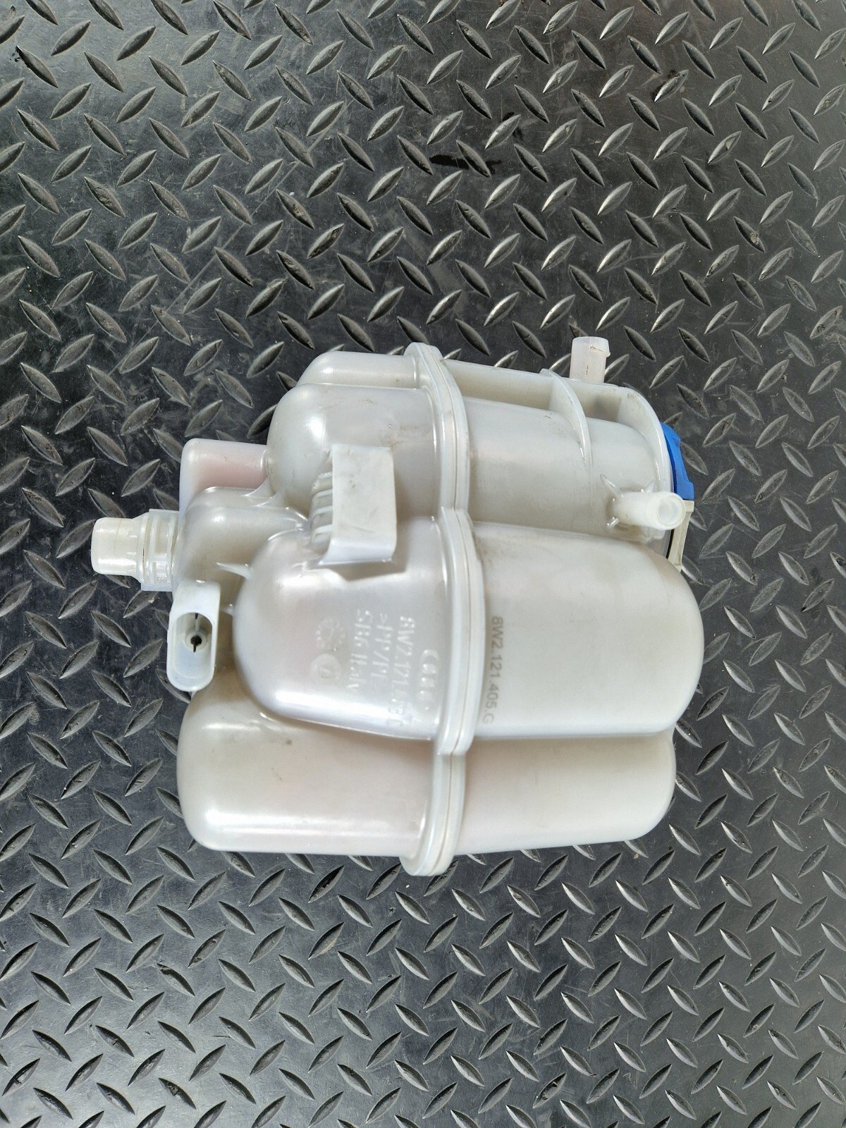 16-19 AUDI A4 AVANT B9 S-LINE OEM COOLANT EXPANSION BOTTLE 8W2121405G