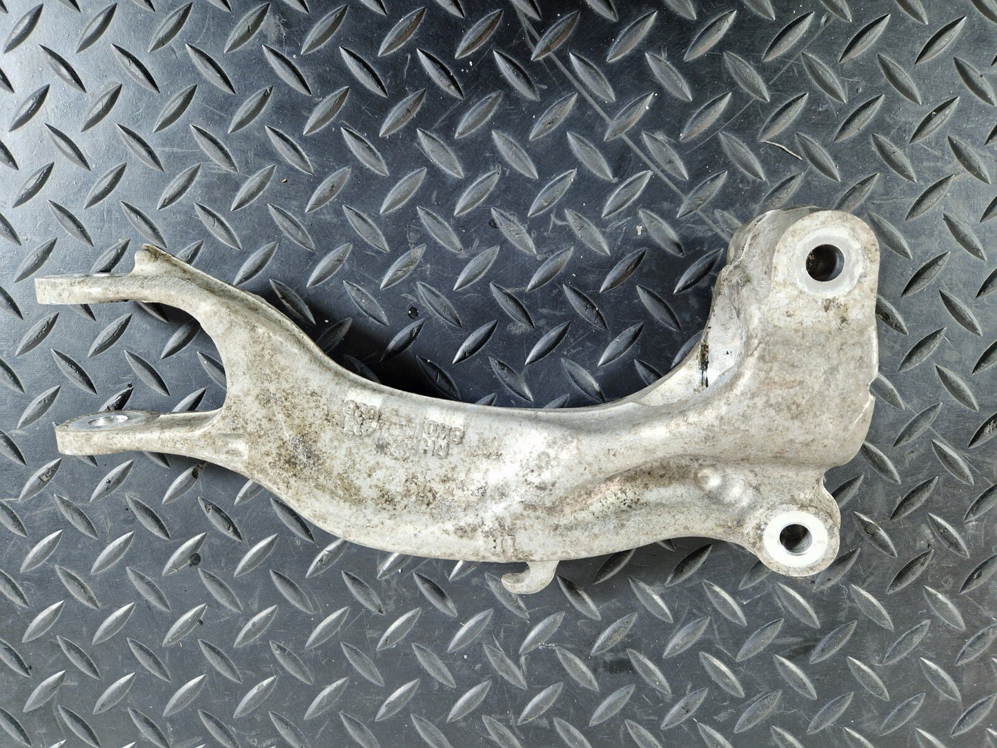 16-19 AUDI A4 AVANT B9 FRONT RIGHT SIDE SUSPENSION STRUT BRACKET 8W0413038