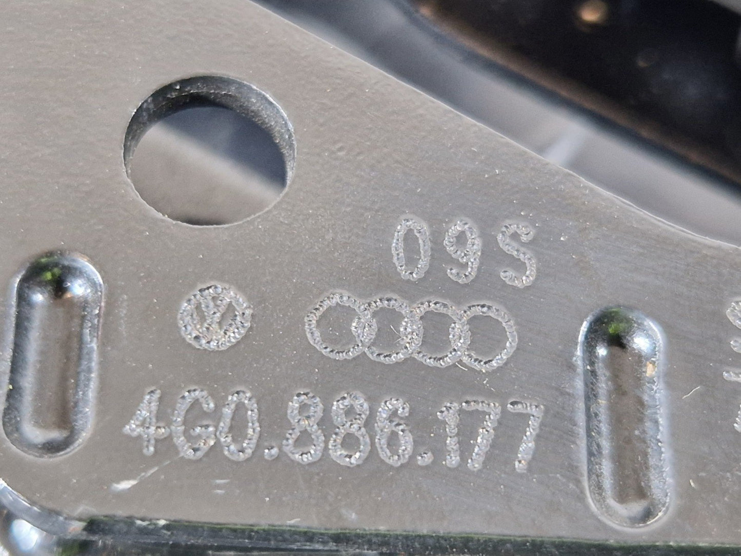 12-18 AUDI A6 C7 GENUINE REAR SEAT MOUNTING POINT BRACKET HOLDER 4G0886177
