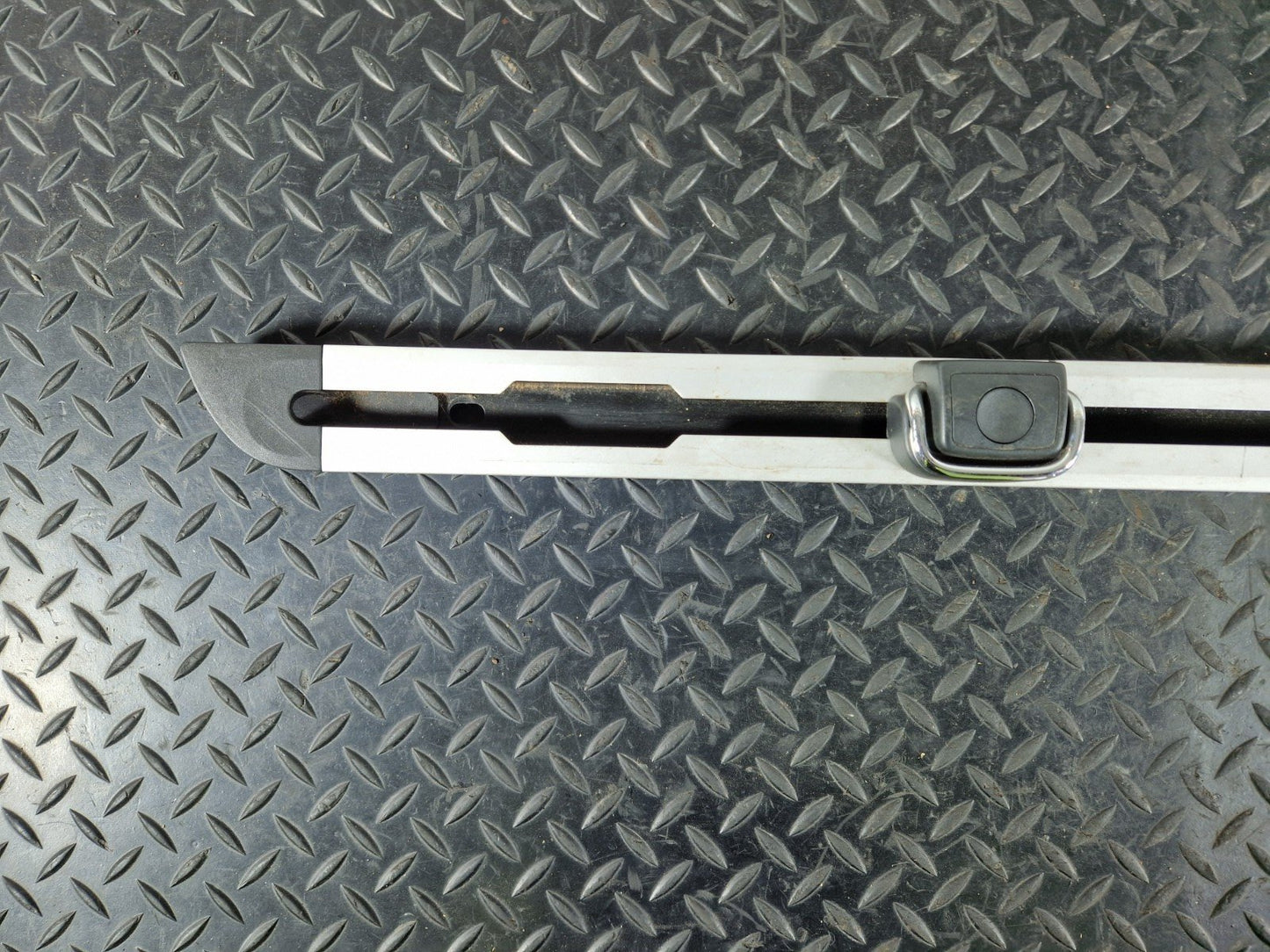 12-18 AUDI A6 C7 GENUINE RIGHT BOOT LUGGAGE COMPARTMENT MOUNT RAIL 4G9863556A