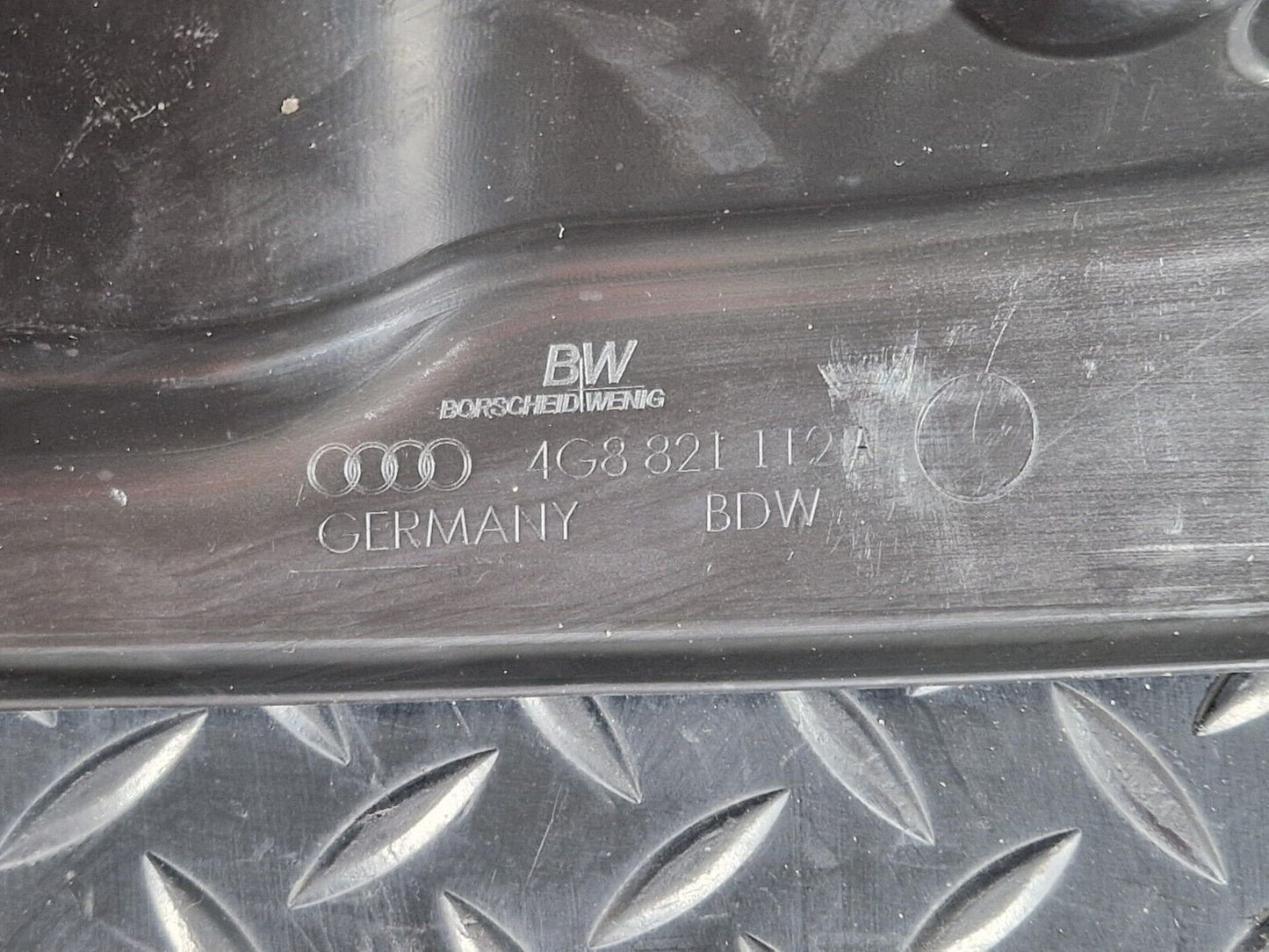 10-18 AUDI A7 4G S-LINE FRONT RIGHT WING FENDER END SEAL PLATE 4G8821112A