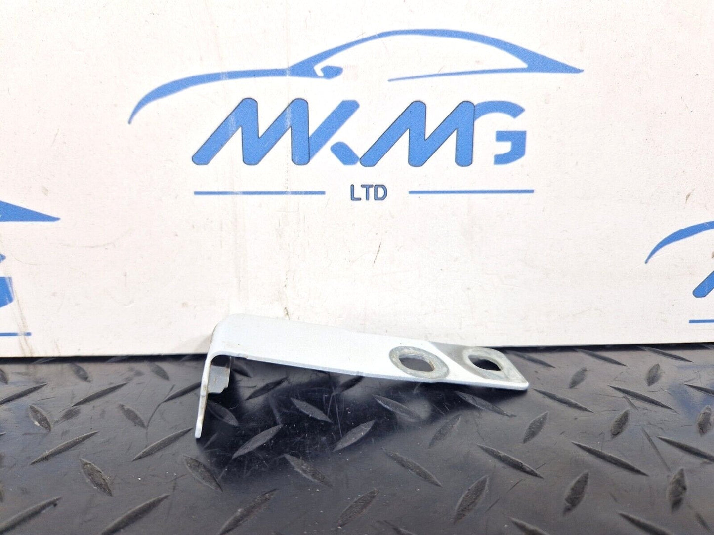 16-19 AUDI A4 B9 S-LINE GENUINE FRONT LEFT PASSENGER SIDE WING BRACKET 8W0821433