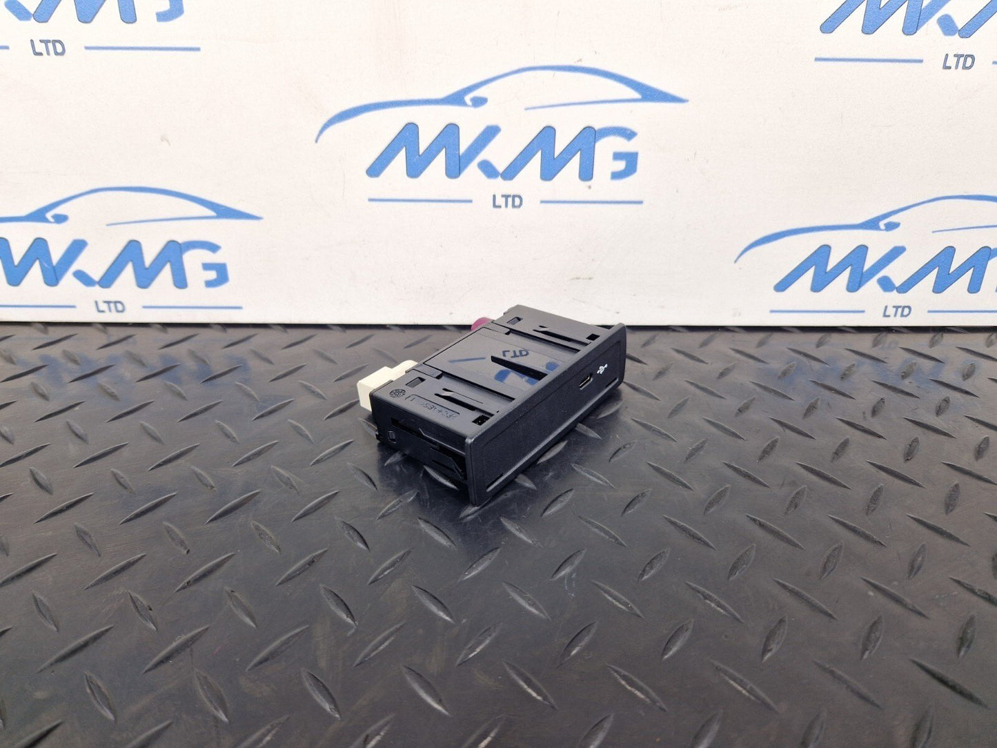 19-ON MERCEDES B CLASS W247 CENTRE CONSOLE USB CONNECTION PORT A2478203902