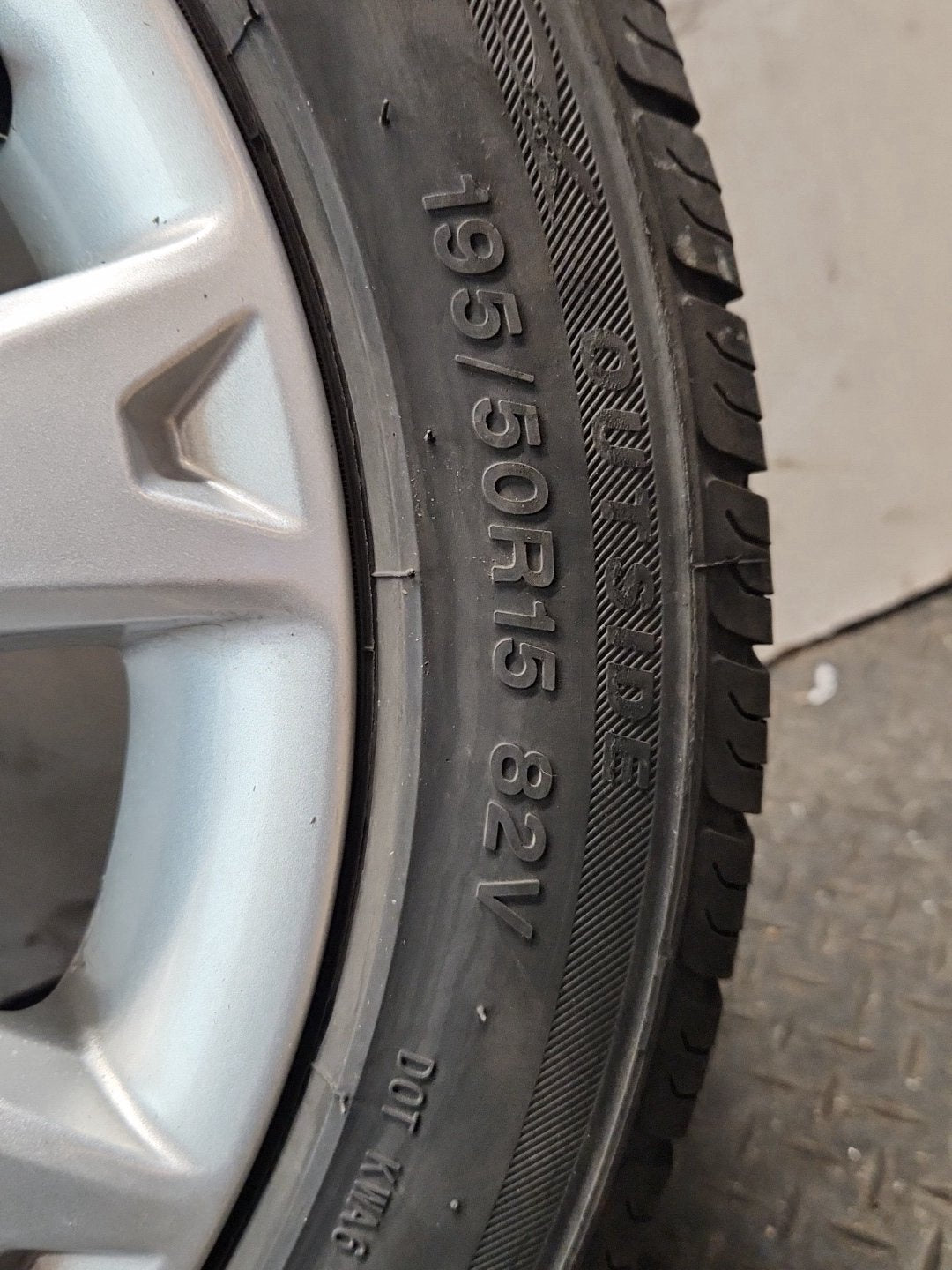 2009 Ford Fiesta MK7 (B299) 15" Alloy Wheel with Tyre 195/50/15 ~5mm 8V211007GA