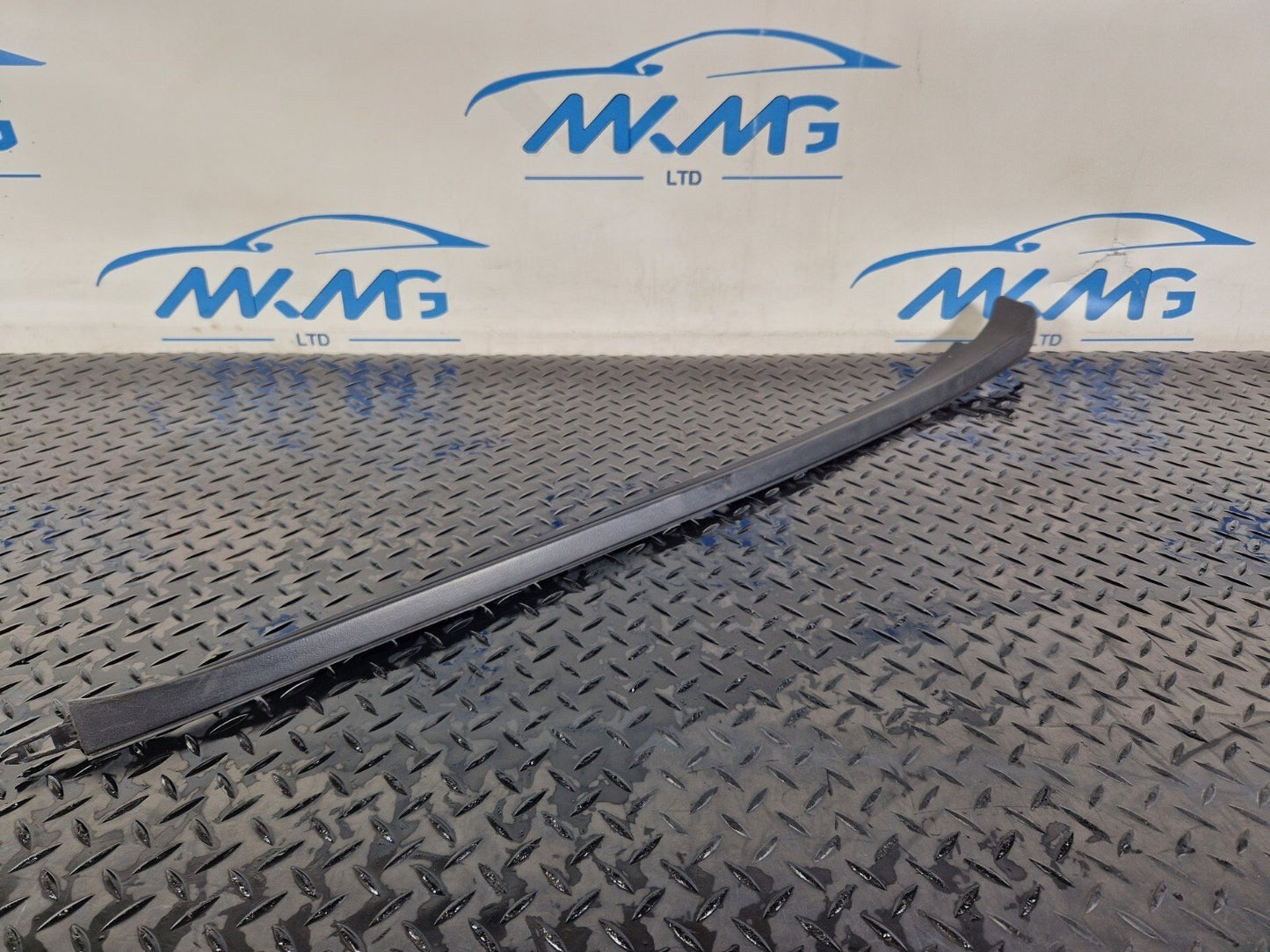19-ON MERCEDES BENZ B CLASS W247 FRONT SCUTTLE PANEL WIND DEFLECTOR A2476900401