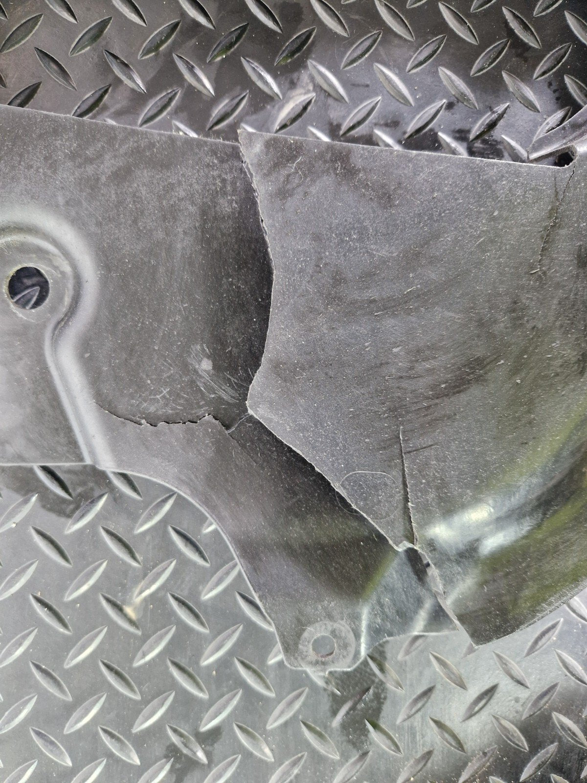 14-20 MERCEDES GLA 200 X156 REAR BOOT UNDERTRAY SHIELD A1776901202 DAMAGED