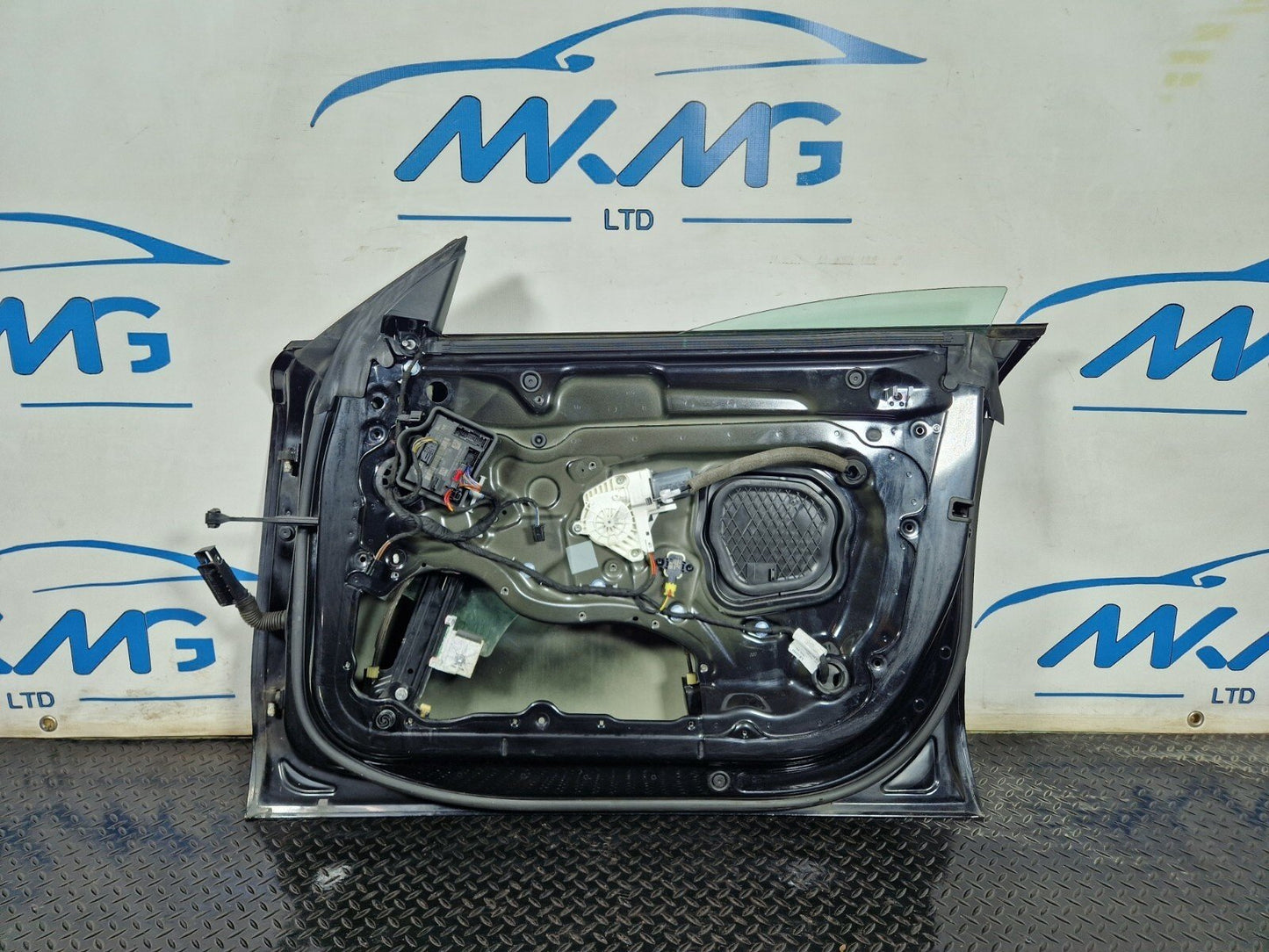 10-18 AUDI A7 4G S-LINE GENUINE FRONT RIGHT O/S COMPLETE DOOR IN BLACK L8Z9Y