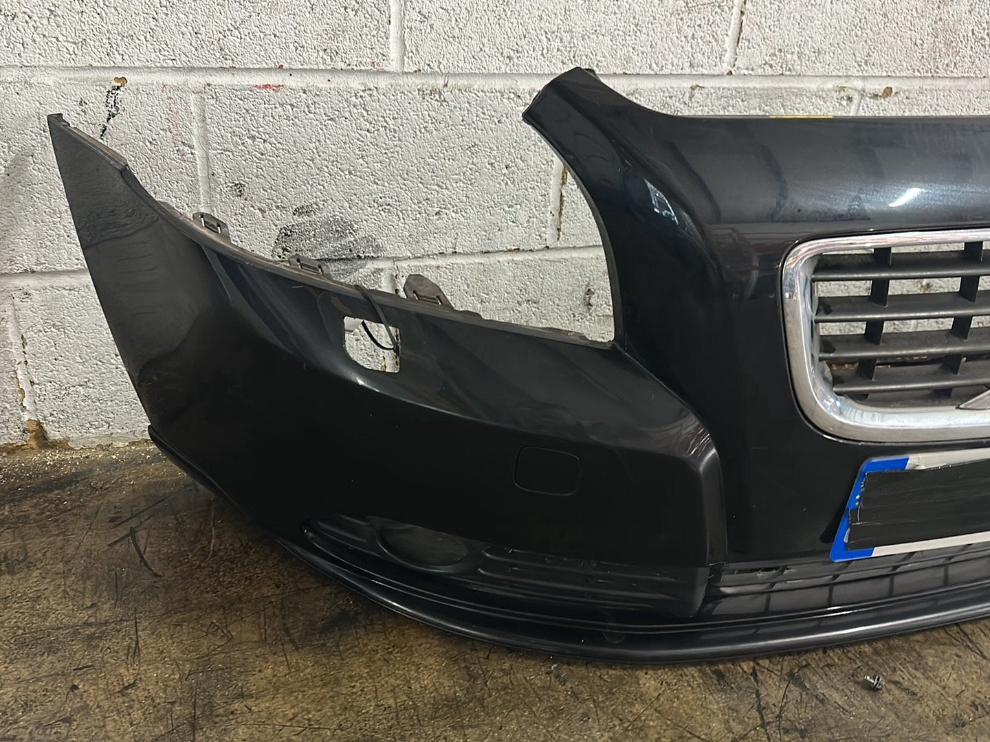 Volvo S40 MK2(MS) Saloon Complete Front Bumper in Black Sapphire Metallic 45200