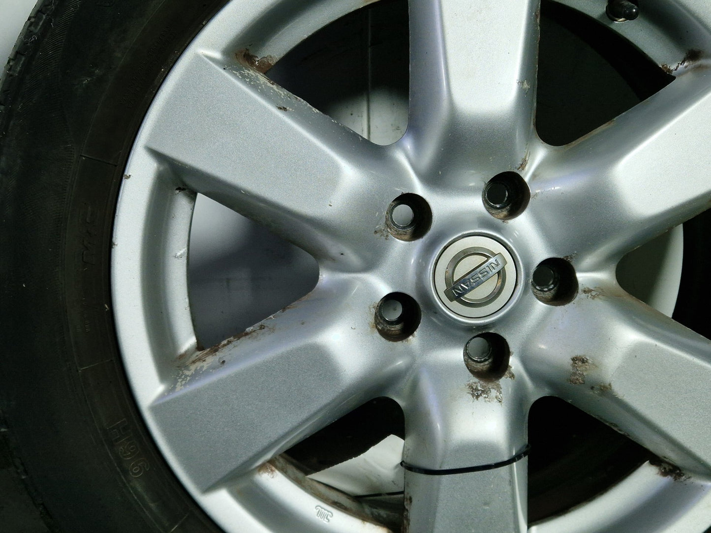 Nissan X-Trail MK2 (T31) 17" Alloy Wheel with Tyre 215/60/17 ~4mm
