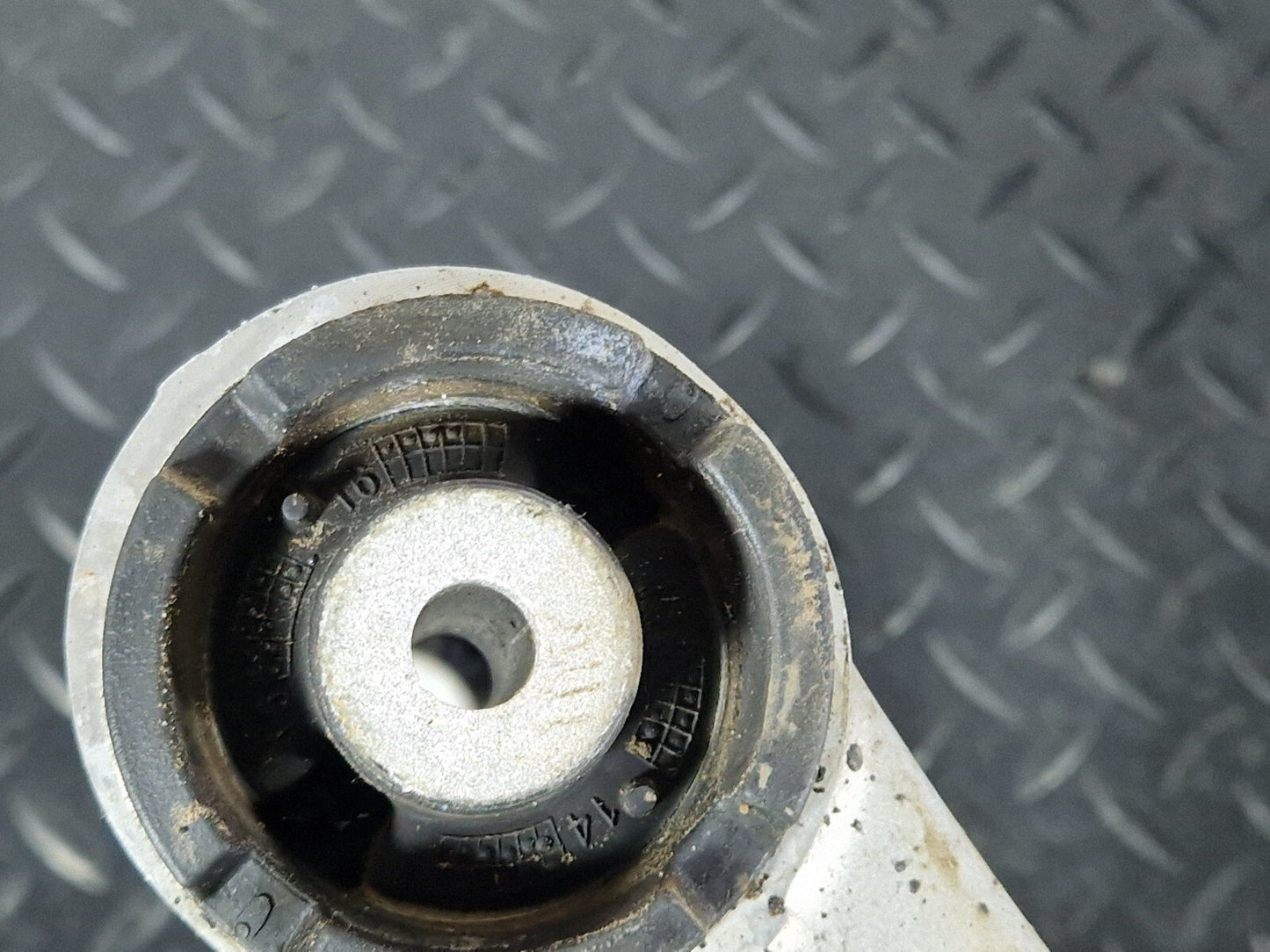 14-21 MERCEDES BENZ W205 FRONT RIGHT O/S WHEEL HUB A0004213520 A2052200