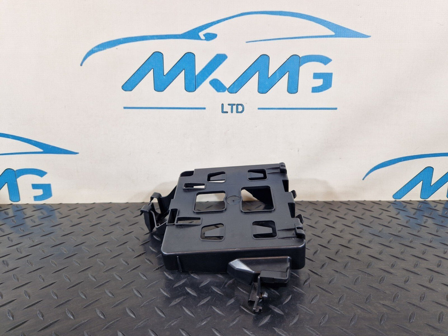 16-19 AUDI A4 B9 S-LINE GENUINE COMFORT CONTROL MODULE BRACKET HOLDER 8W0907368
