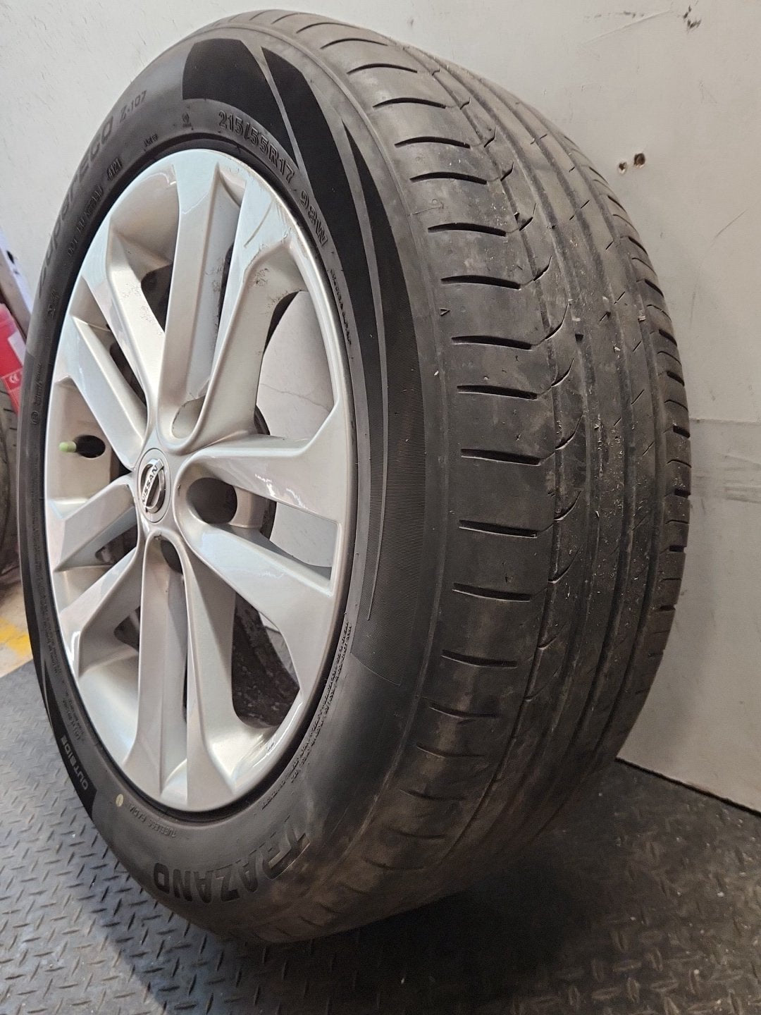 Nissan Juke MK1 (F15) 17" Alloy Wheel with Tyre 215/55/17 ~5mm