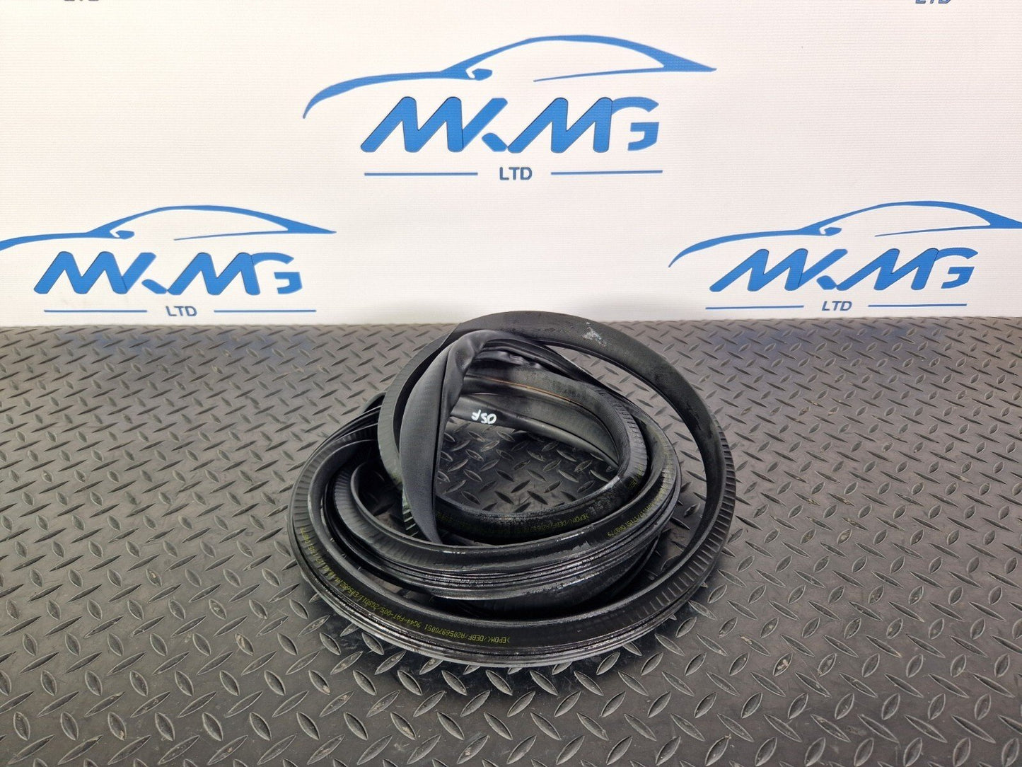14-21 MERCEDES BENZ C220d W205 FRONT DOOR LEFT SIDE RUBBER SEAL A2056970051