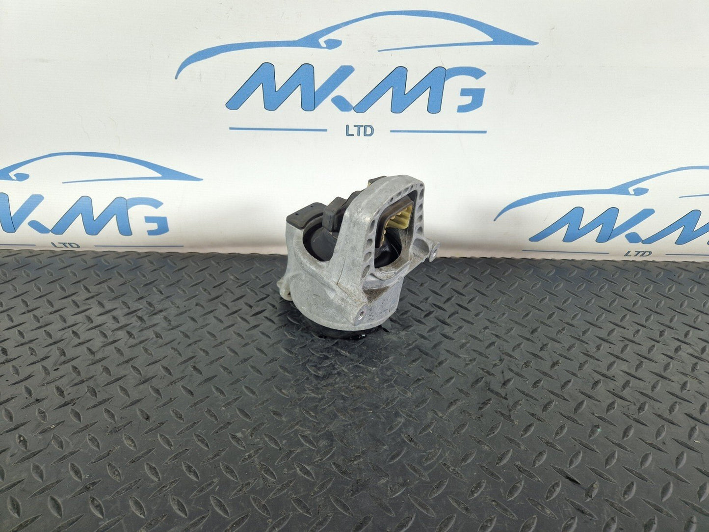 16-19 AUDI A4 B9 GENUINE OEM RIGHT DRIVER SIDE ENGINE MOUNT 8W0199372CD