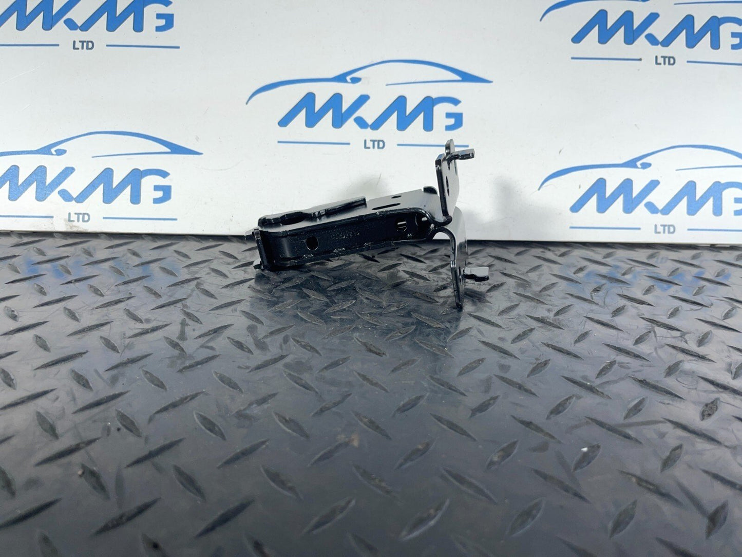 16-23 AUDI A5 F5 SPORTBACK S-LINE GENUINE REAR CENTRE SEAT BRACKET 8W0886177A