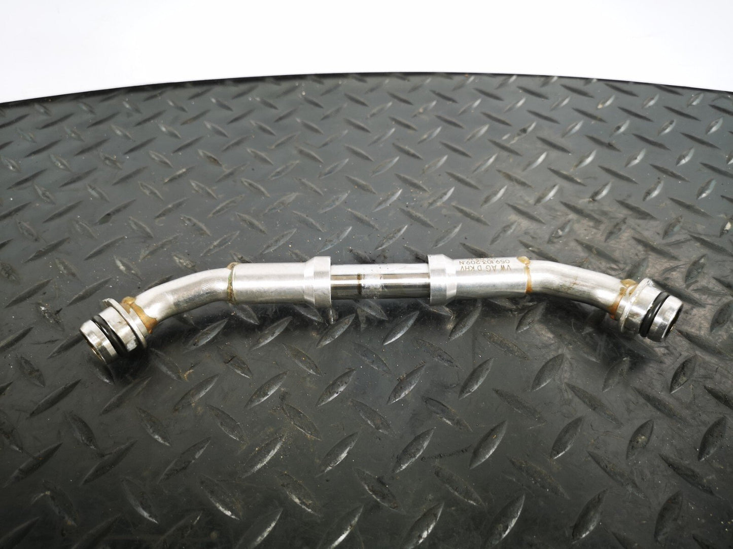 16-19 AUDI A4 B9 S-LINE GENUINE V6 3.0TDI CSW MENGINE BREATHER PIPE 059103209N