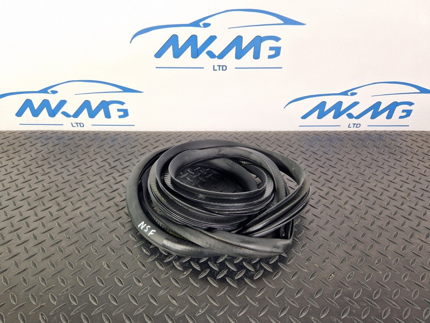 14-21 MERCEDES BENZ C220d W205 FRONT DOOR LEFT SIDE RUBBER SEAL A2056970051