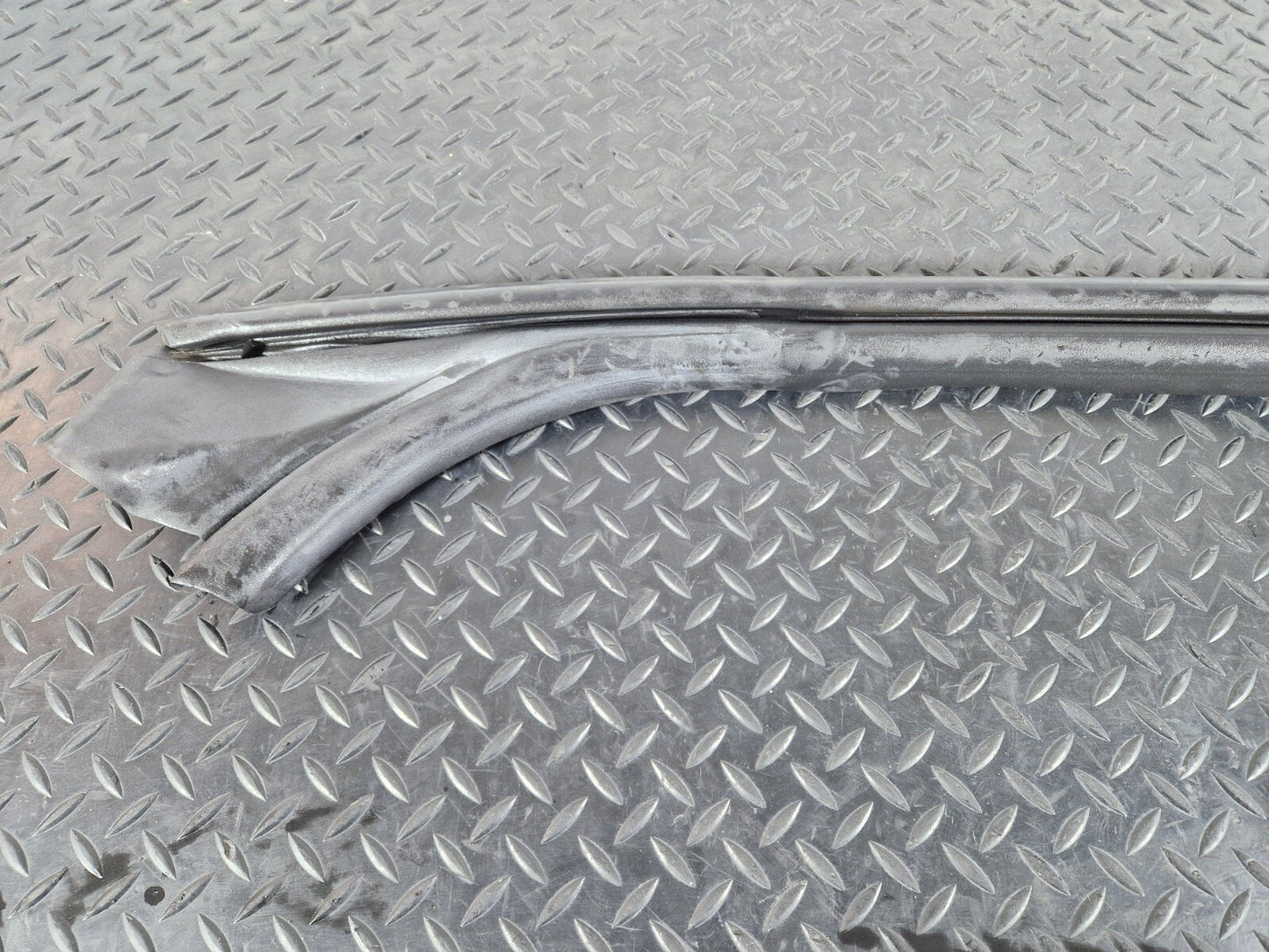 12-17 AUDI S5 CONVERTIBLE FRONT LEFT A PILLAR SEAL 8F0831721