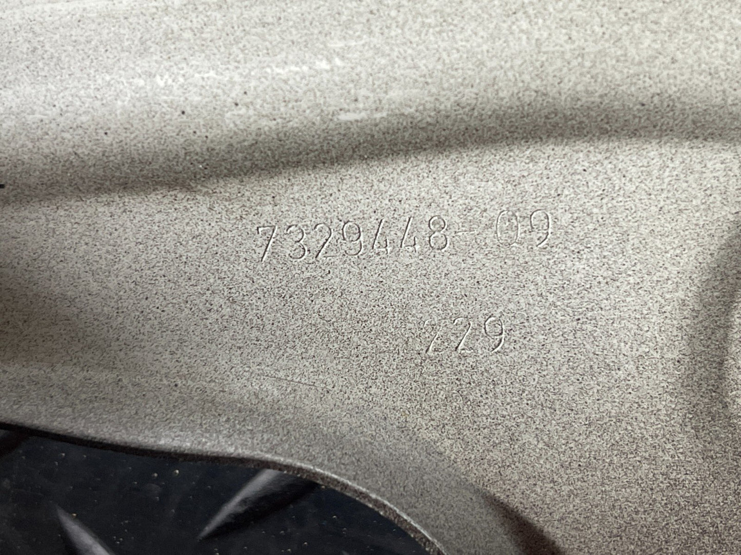 16-22 BMW X1 F48 GENUINE FRONT RIGHT DRIVER SIDE WING BRACKET 7329448