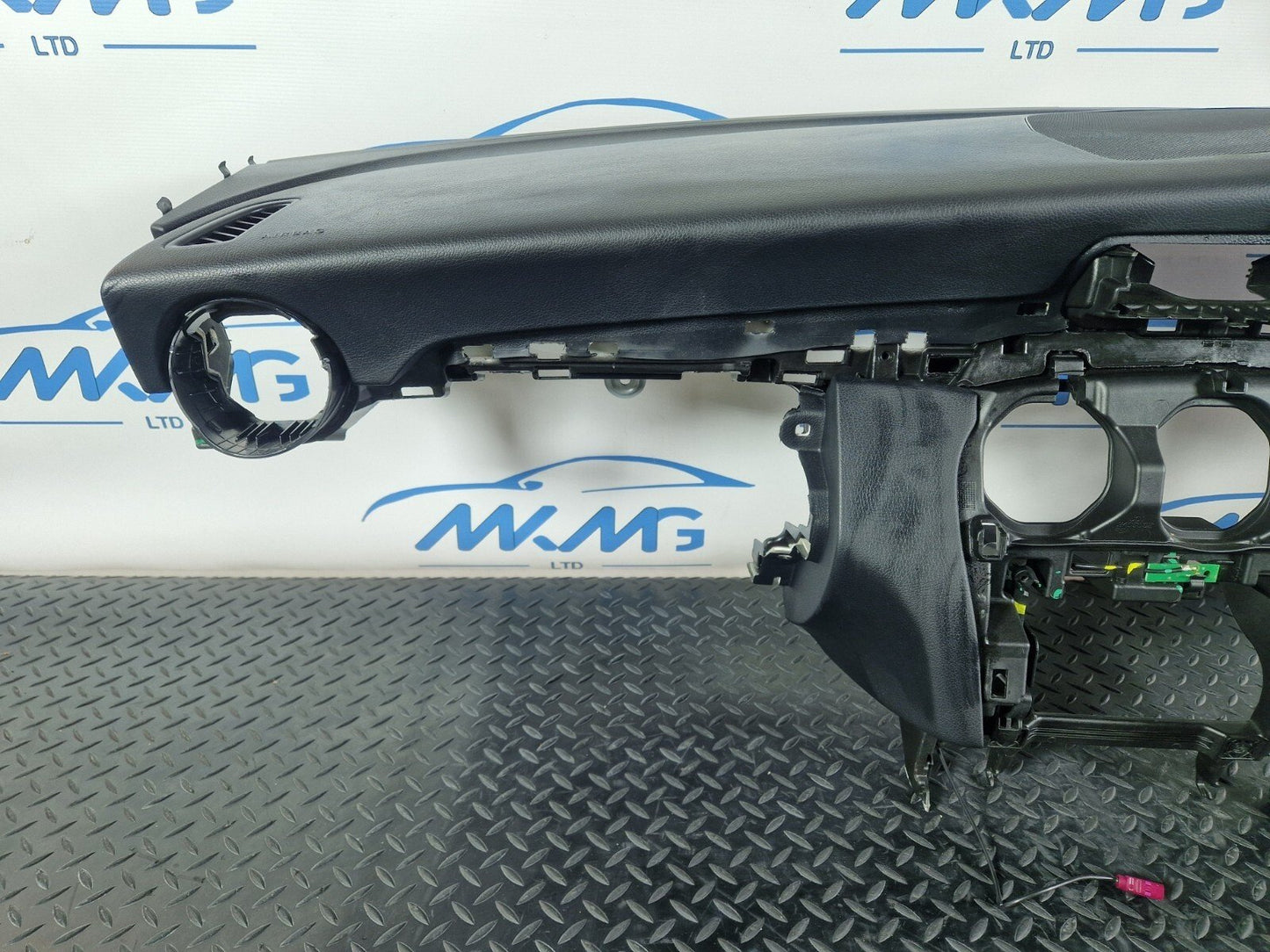 MERCEDES BENZ C200 W205 OEM DASHBOARD ASSEMBLY & AIR BAG A2056802887 A2058600500